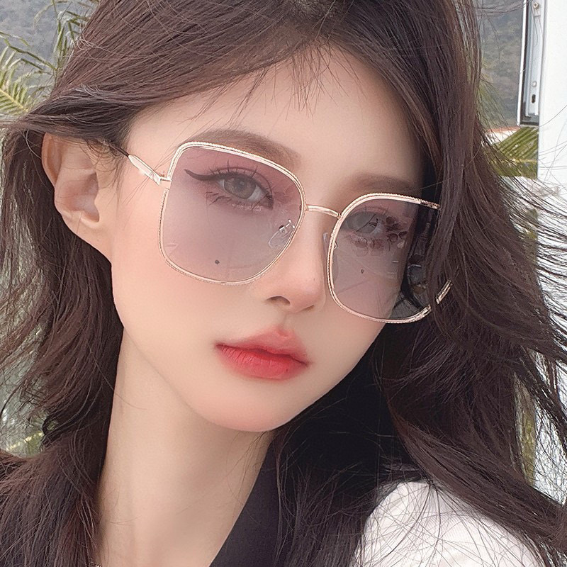 NO:372323,2025 Chanel new fashionable and elegant polarized sunglasses for women. The sunglasses create a calm posture. The classic style and brand new creativity inadvertently radiate the extraordinary luxury taste model CH2122 glasses sunglasses sunglasses, glasses, chanel198609092025香奈儿新款时尚高雅偏光墨镜女士 太阳镜打造沉稳架势,经典的版型与全新的创意相结不经意间放射出超卓非凡的奢华品味型号CH2122眼镜墨镜太阳镜,眼镜,chanel,glasses