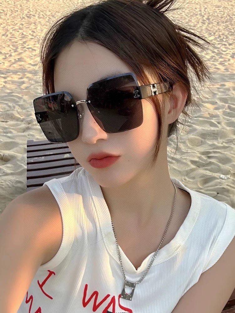 NO:371862,Hermes classic square frame design, not picky about face shape, it looks very elegant whether it is matched with a coat or a dress, lenses prevent UV rays. Model H2101 glasses sunglasses sunglasses, glasses, hermes, skirts19860909爱马仕经典的方框设计,不挑脸型,无论搭配大衣还是连衣裙都非常显气质镜片预防紫外线 型号H2101眼镜墨镜太阳镜,眼镜,hermes,skirts,glasses