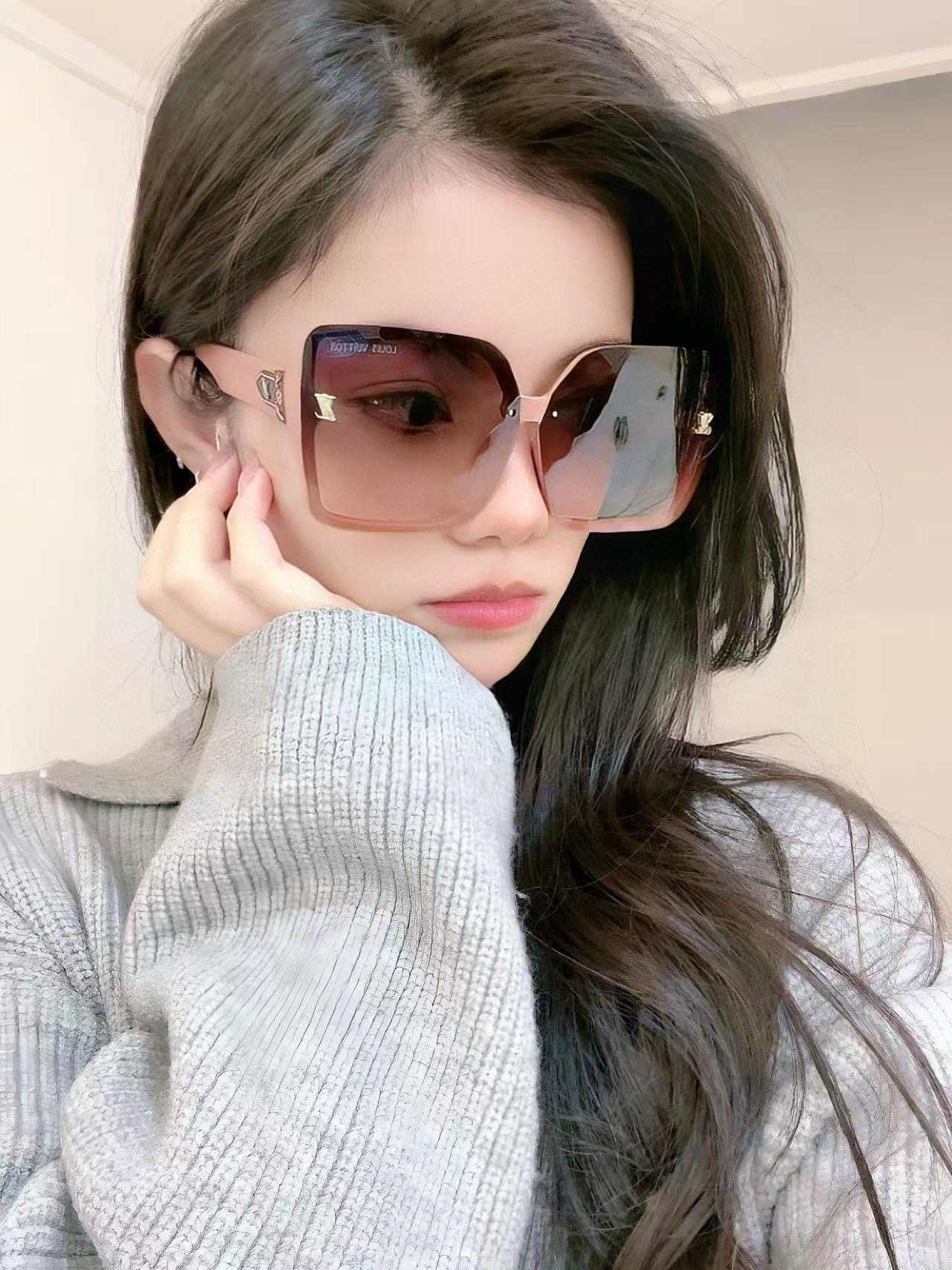 NO:371896,LV large frame sunglasses sunglasses classic square frame design, not picky about face shape, it shows temperament and prevents UV rays whether paired with a coat or a dress. Model model L3230 glasses sunglasses sunglasses, glasses, louis vuitton, skirts19860909lv大框太阳镜墨镜经典的方框设计,不挑脸型,无论搭配大衣还是连衣裙都非常显气质预防紫外线 型号型号L3230眼镜墨镜太阳镜,眼镜,louis vuitton,skirts,glasses