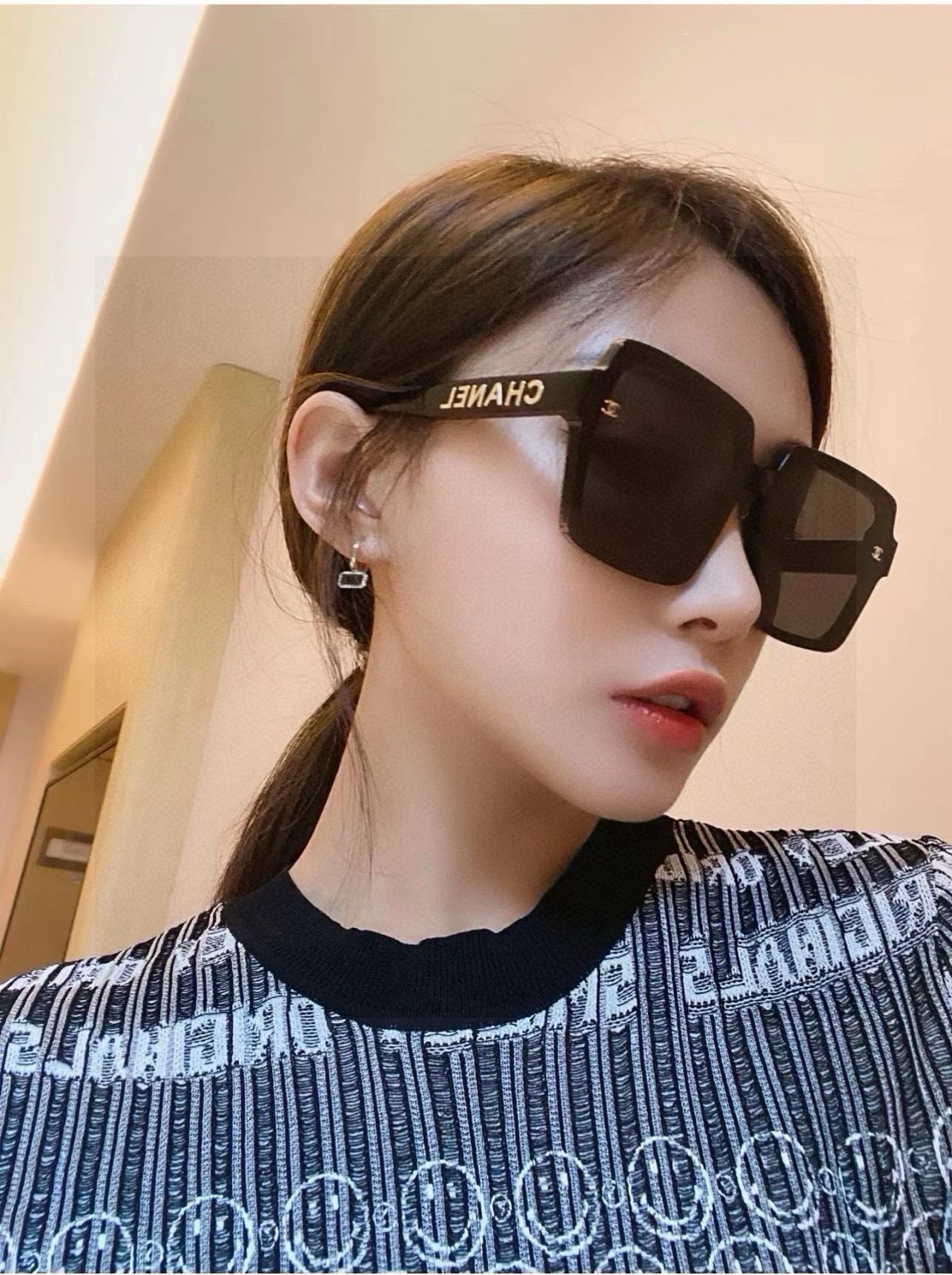 NO:371914,Chanel large frame sunglasses sunglasses classic square frame design, not picky about face shape, it looks very elegant whether it is matched with a coat or a dress, polarized lenses prevent UV rays Model CH1954 glasses sunglasses, glasses, chanel, skirts19860909Chanel大框太阳镜墨镜 经典的方框设计,不挑脸型,无论搭配大衣还是连衣裙都非常显气质偏光镜片预防紫外线 型号CH1954眼镜墨镜太阳镜,眼镜,chanel,skirts,glasses