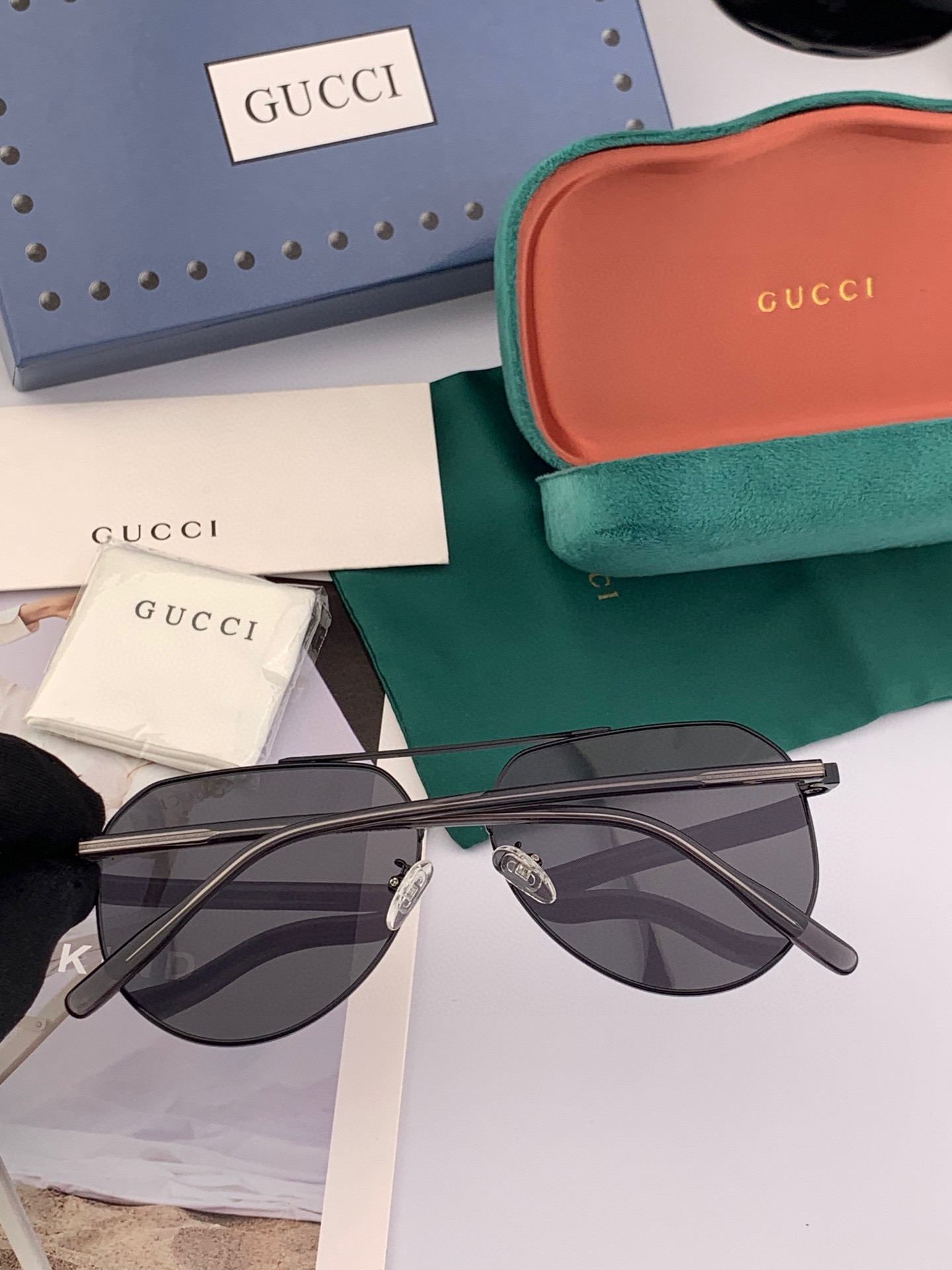   Gucci 。  高品质男女款墨镜   👍 进口宝丽来偏光镜片  。蛤蟆镜 开车钓鱼都可 。百搭显瘦
