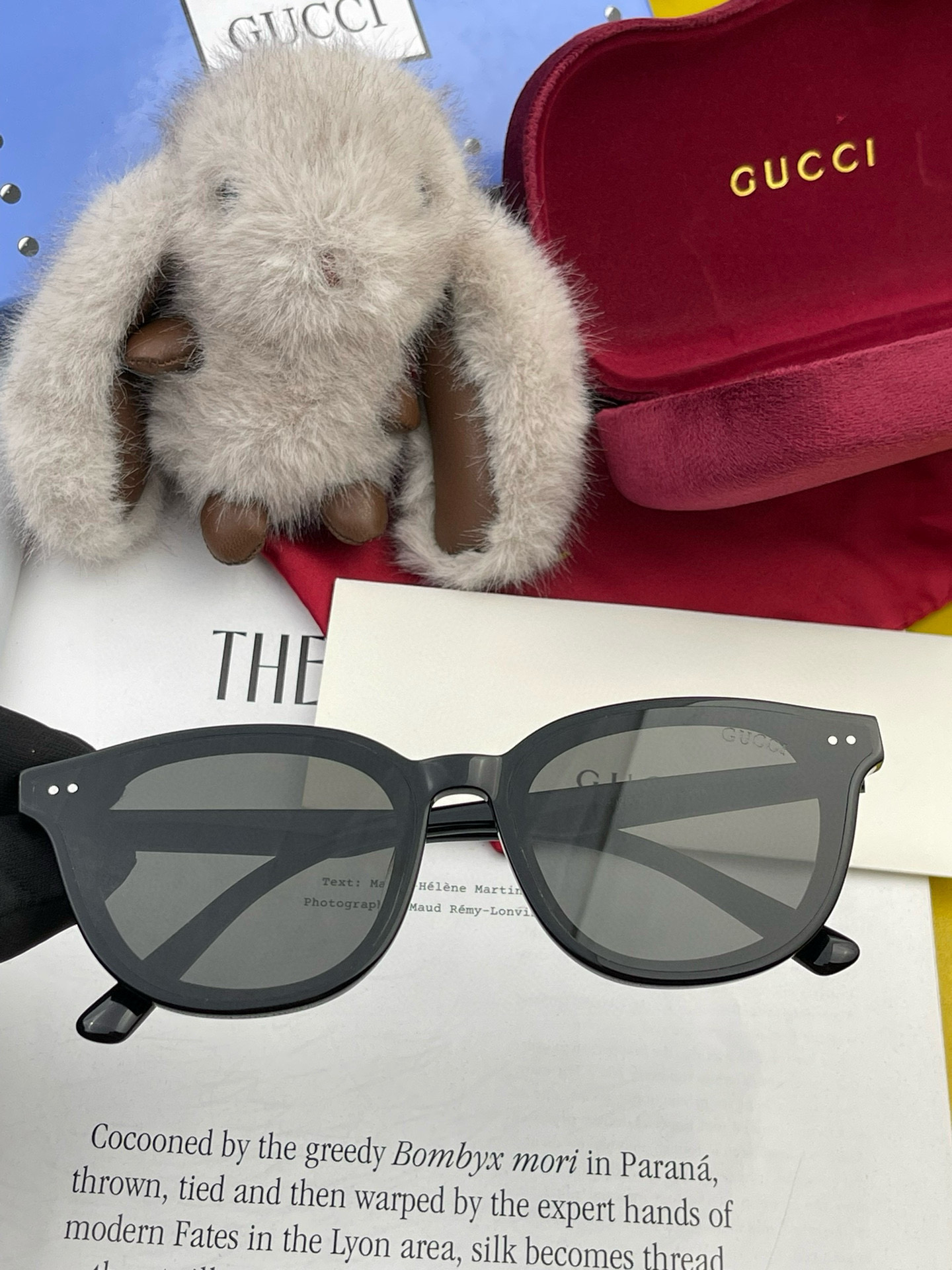  GUCCI2025开春新款一体镜 大框太阳镜男女同款 😎 
爆款大框尼龙太阳镜 超逼格超酷 
镜腿品牌