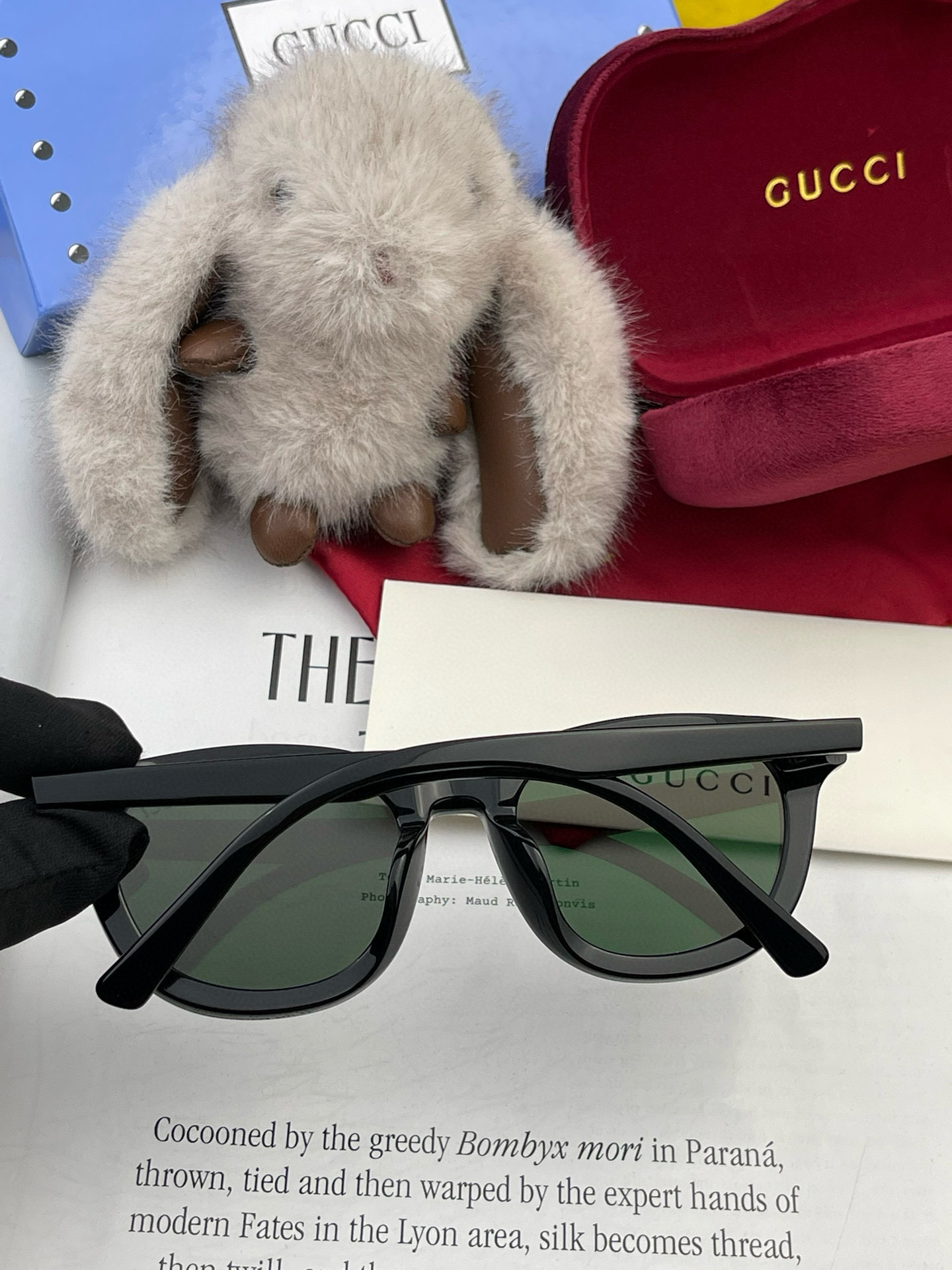  GUCCI2025开春新款一体镜 大框太阳镜男女同款 😎 
爆款大框尼龙太阳镜 超逼格超酷 
镜腿品牌