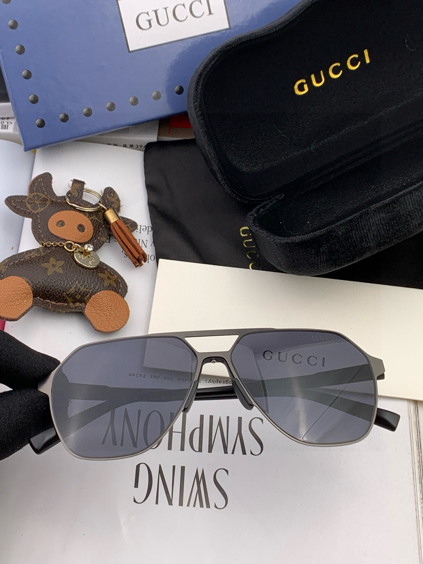         GUCCI 男款炫彩飞行员偏光太阳镜 ❤️材质：高清尼龙加厚卡槽高清偏光镜片 🌹无边框镜