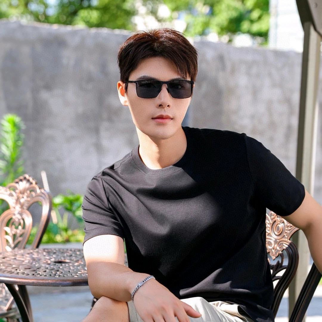       GUCC* 2025新款男女情侣款太阳iP电镀永不褪色 卖点：超轻超有弹性整幅眼镜无螺丝重要