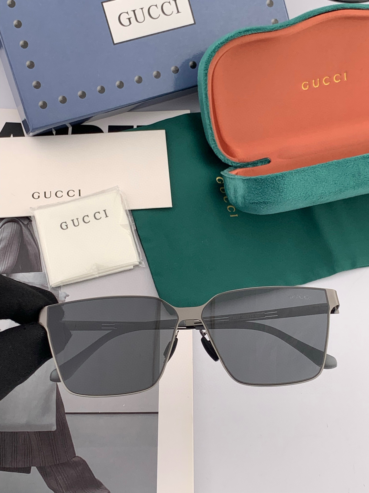        GUCCI 男款炫彩飞行员偏光太阳镜 ❤️材质：高清尼龙加厚卡槽高清偏光镜片 🌹无边框镜架