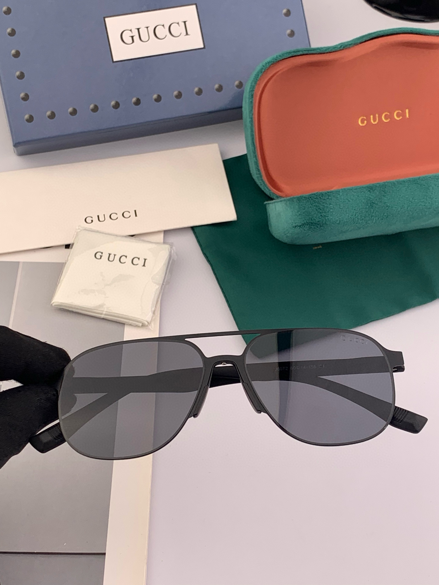         GUCCI 男款炫彩飞行员偏光太阳镜 ❤️材质：高清尼龙加厚卡槽高清偏光镜片 🌹无边框镜