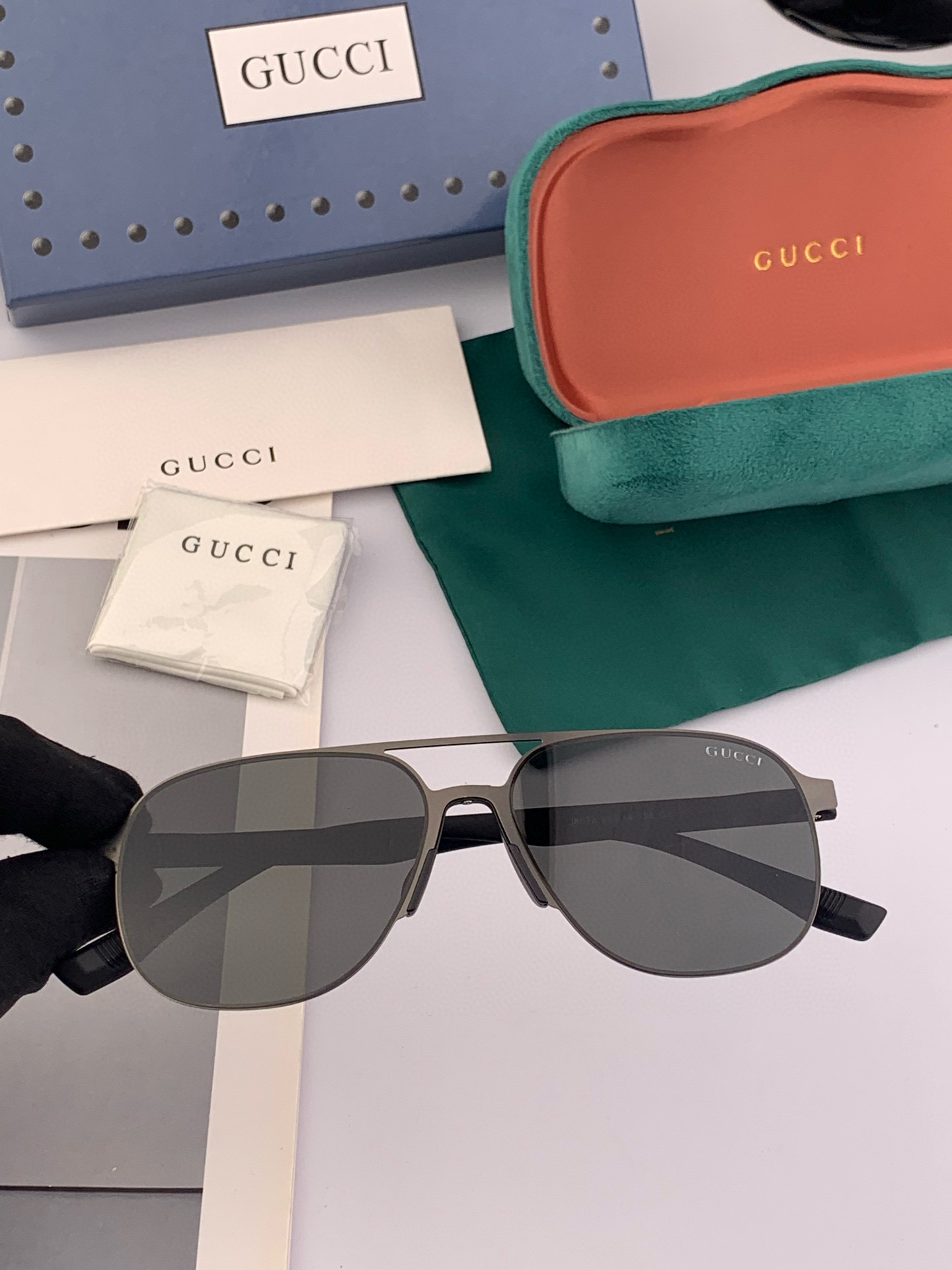         GUCCI 男款炫彩飞行员偏光太阳镜 ❤️材质：高清尼龙加厚卡槽高清偏光镜片 🌹无边框镜