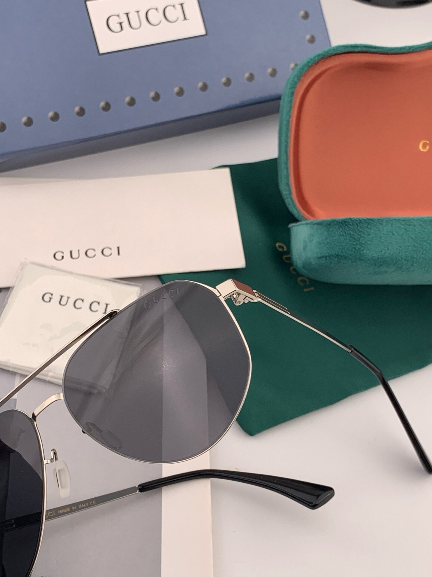        GUCCI 男款炫彩飞行员偏光太阳镜 ❤️材质：高清尼龙加厚卡槽高清偏光镜片 🌹无边框镜架