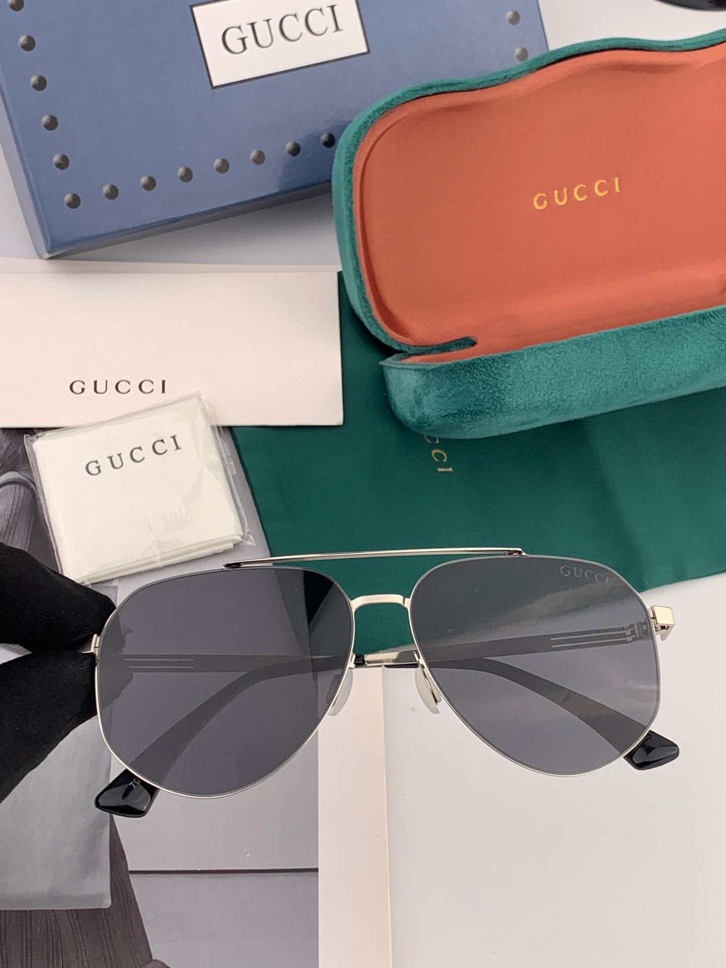        GUCCI 男款炫彩飞行员偏光太阳镜 ❤️材质：高清尼龙加厚卡槽高清偏光镜片 🌹无边框镜架