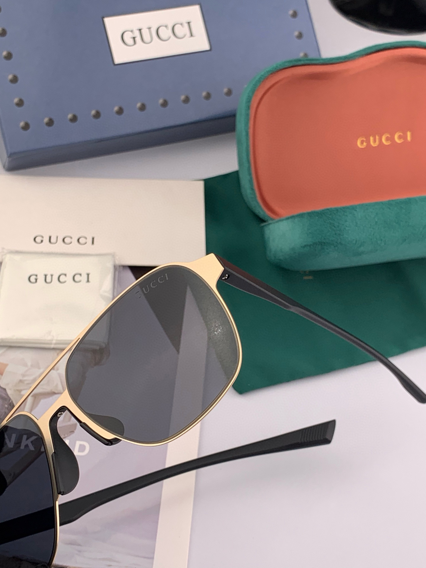         GUCCI 男款炫彩飞行员偏光太阳镜 ❤️材质：高清尼龙加厚卡槽高清偏光镜片 🌹无边框镜