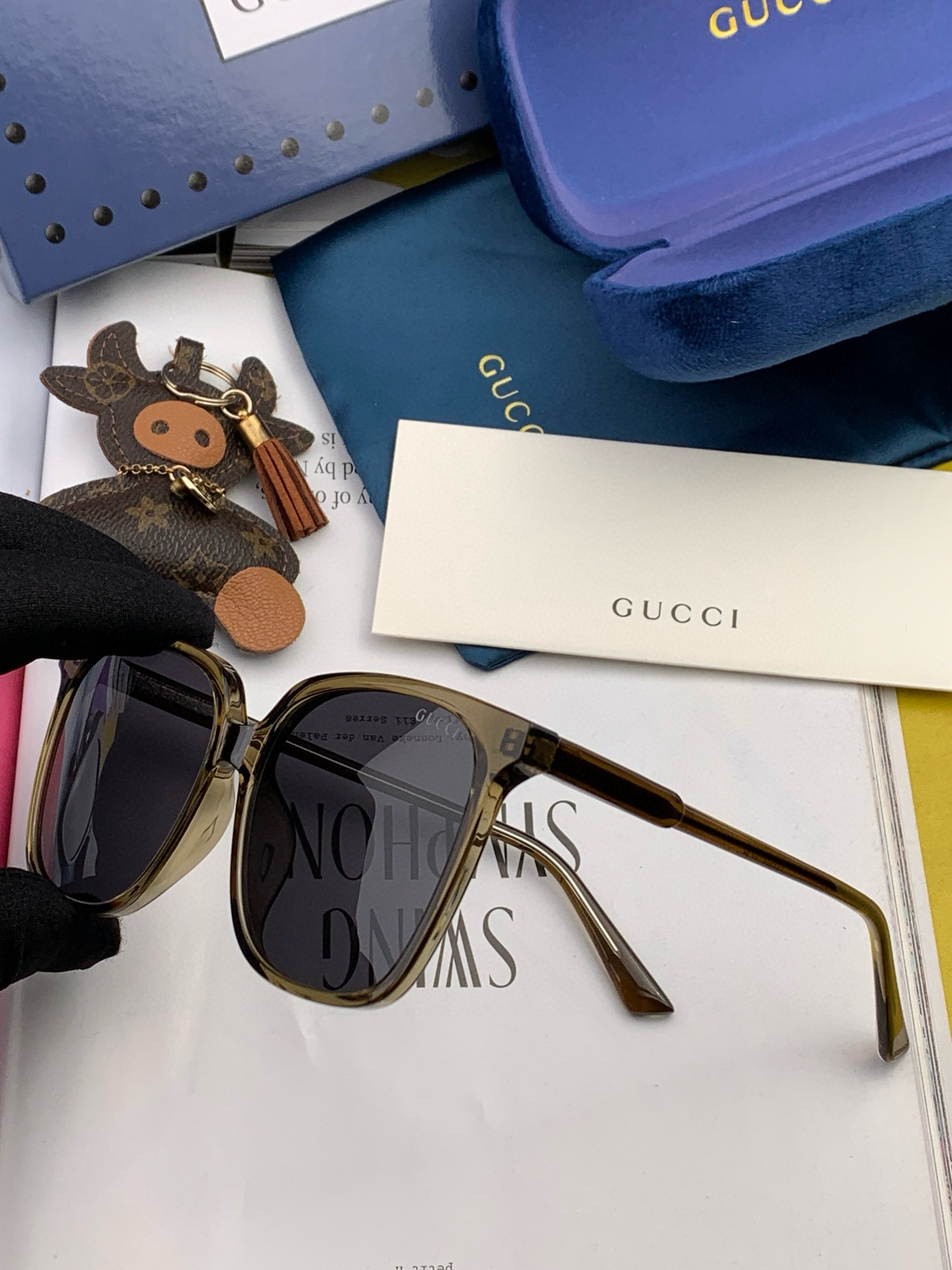   Gucci   情侣款 经典的方框设计，不挑脸型，无论搭配大衣还是连衣裙都非常显气质高清偏光镜片预防