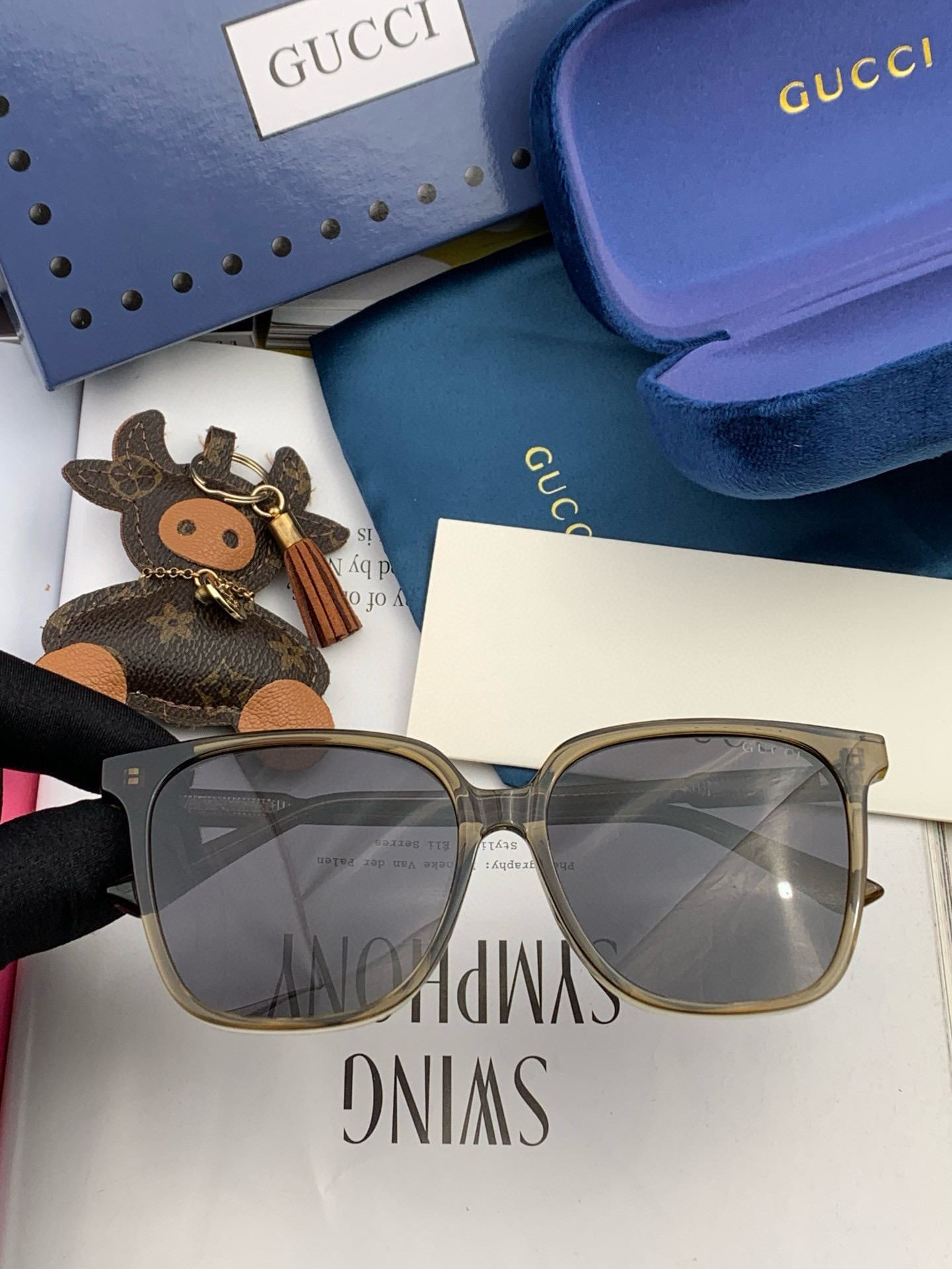   Gucci   情侣款 经典的方框设计，不挑脸型，无论搭配大衣还是连衣裙都非常显气质高清偏光镜片预防