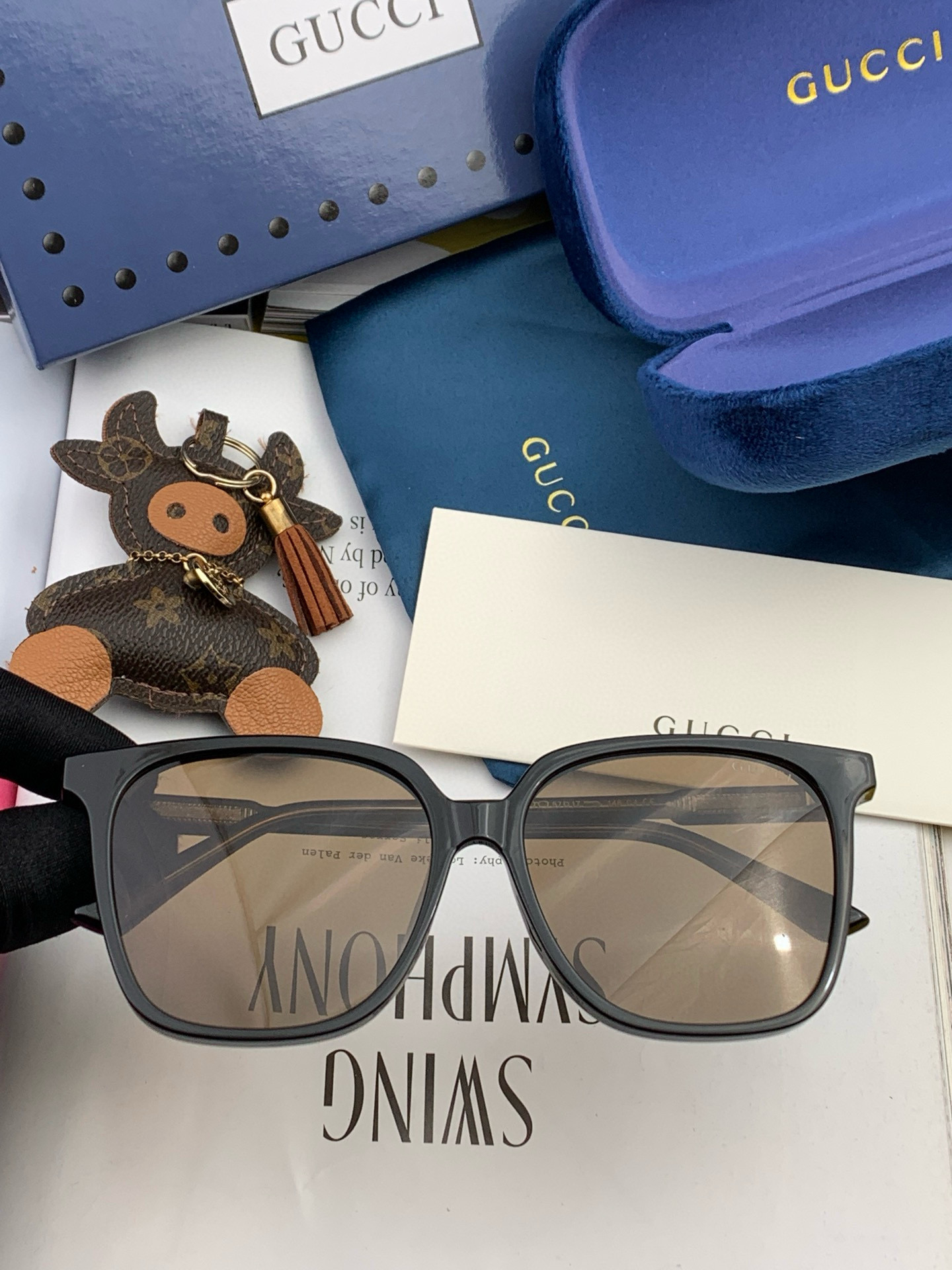   Gucci   情侣款 经典的方框设计，不挑脸型，无论搭配大衣还是连衣裙都非常显气质高清偏光镜片预防