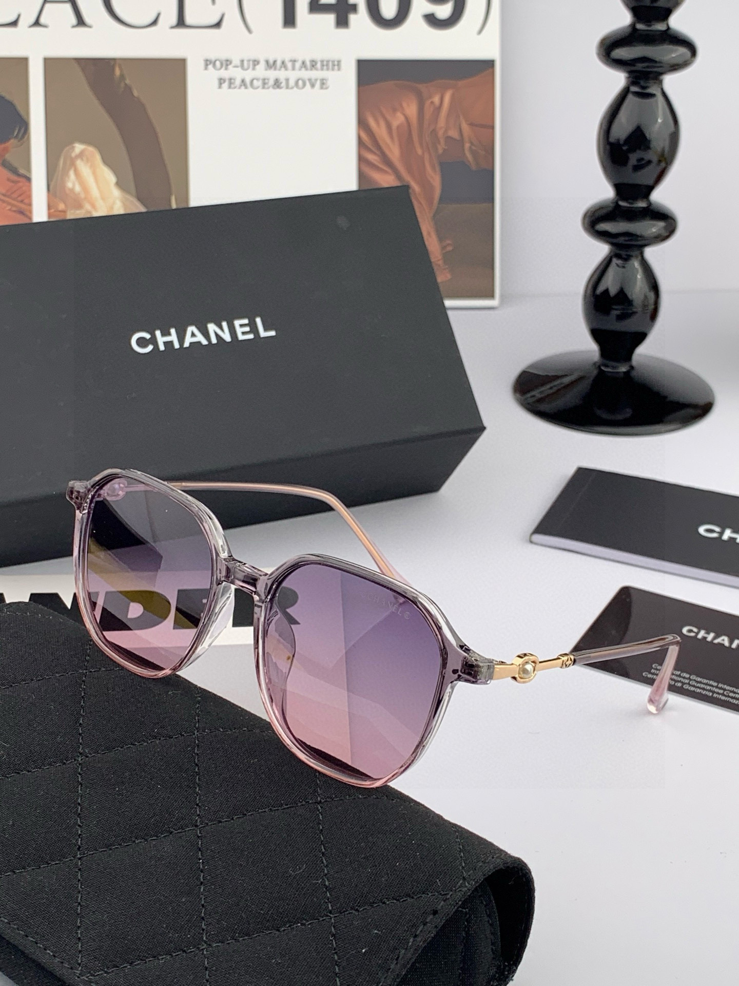  新品CHANEL 香奈儿太阳镜以独特魅力和前卫风格诠释春夏最新眼镜，以方框设计两边经典小香珍珠做点缀，