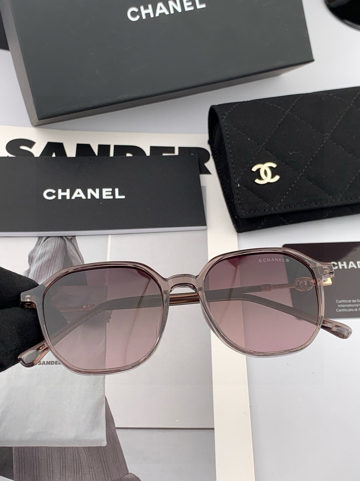  新品CHANEL 香奈儿太阳镜以独特魅力和前卫风格诠释春夏最新眼镜，以方框设计两边经典小香珍珠做点缀，