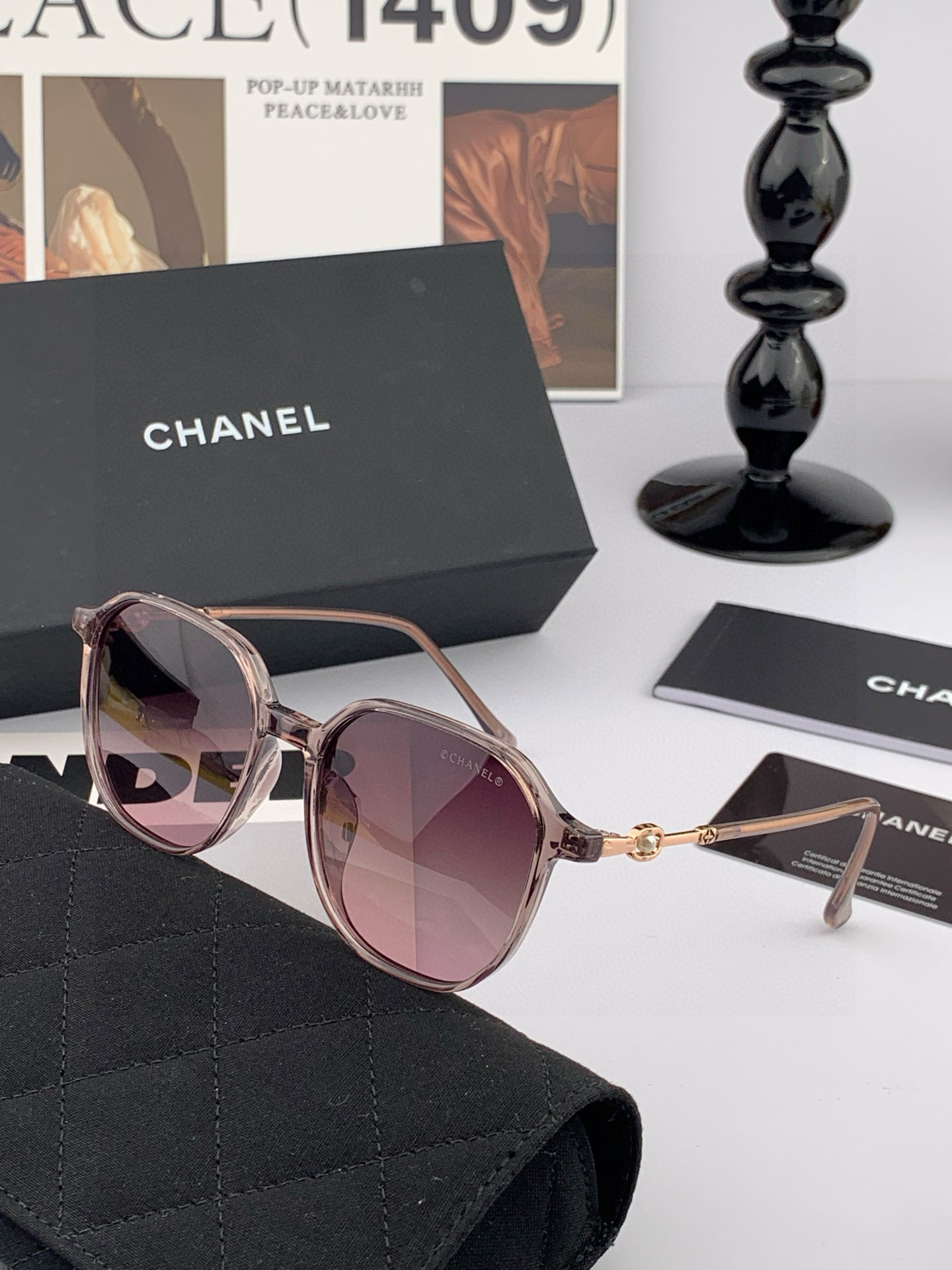  新品CHANEL 香奈儿太阳镜以独特魅力和前卫风格诠释春夏最新眼镜，以方框设计两边经典小香珍珠做点缀，