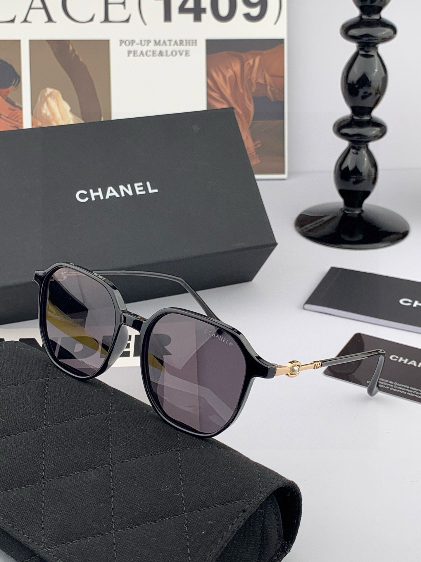  新品CHANEL 香奈儿太阳镜以独特魅力和前卫风格诠释春夏最新眼镜，以方框设计两边经典小香珍珠做点缀，