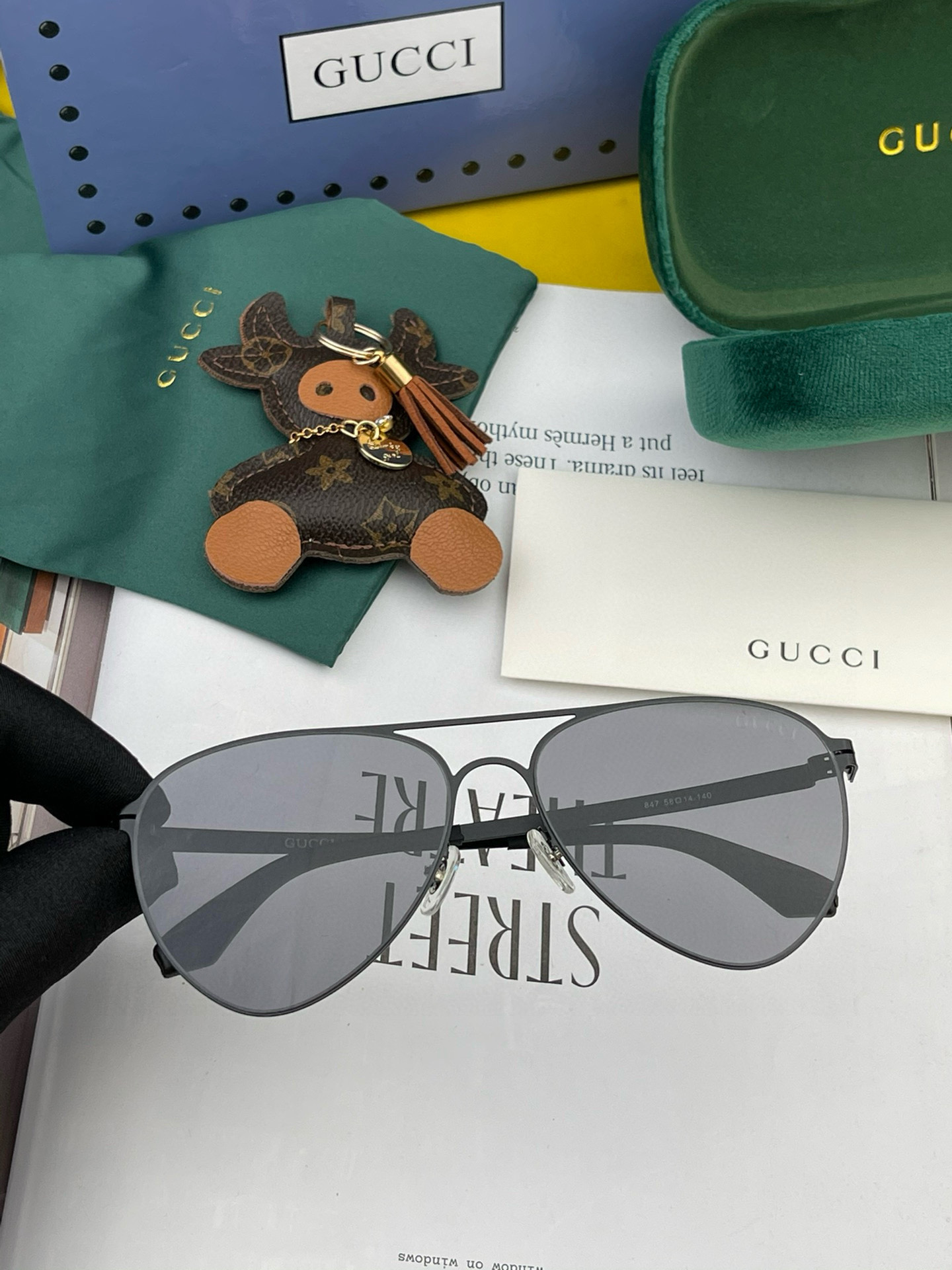        GUCCI 2025新款超轻无螺丝压不坏系列情侣款太阳镜高清尼龙镜片 商务旅行版 绅士高清