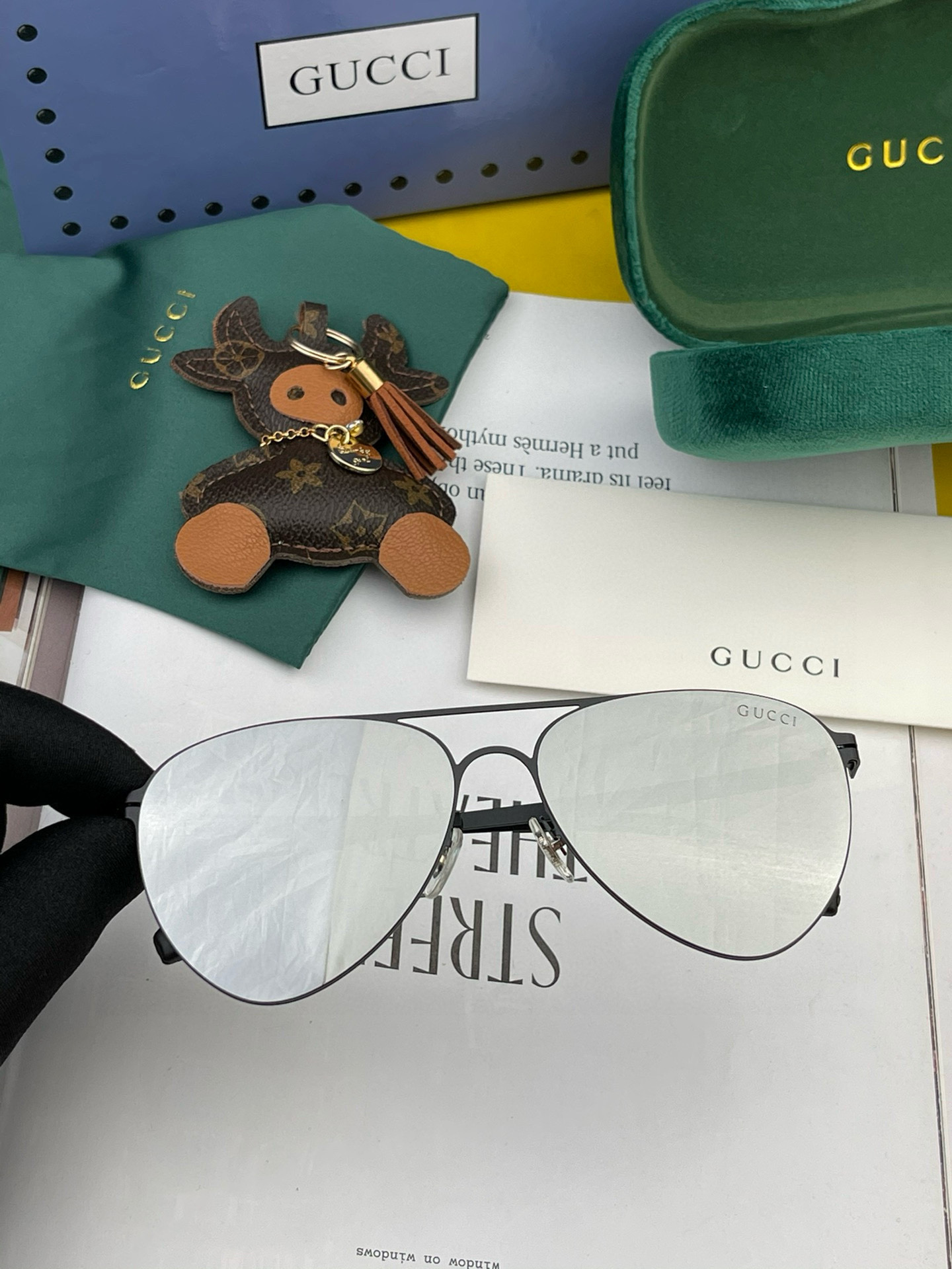        GUCCI 2025新款超轻无螺丝压不坏系列情侣款太阳镜高清尼龙镜片 商务旅行版 绅士高清