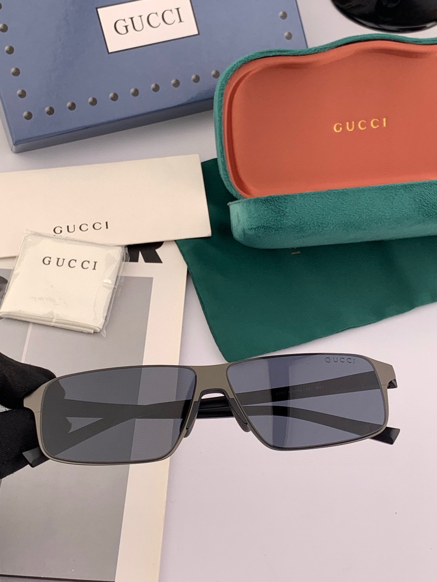         GUCCI 男款炫彩飞行员偏光太阳镜 ❤️材质：高清尼龙加厚卡槽高清偏光镜片 🌹无边框镜