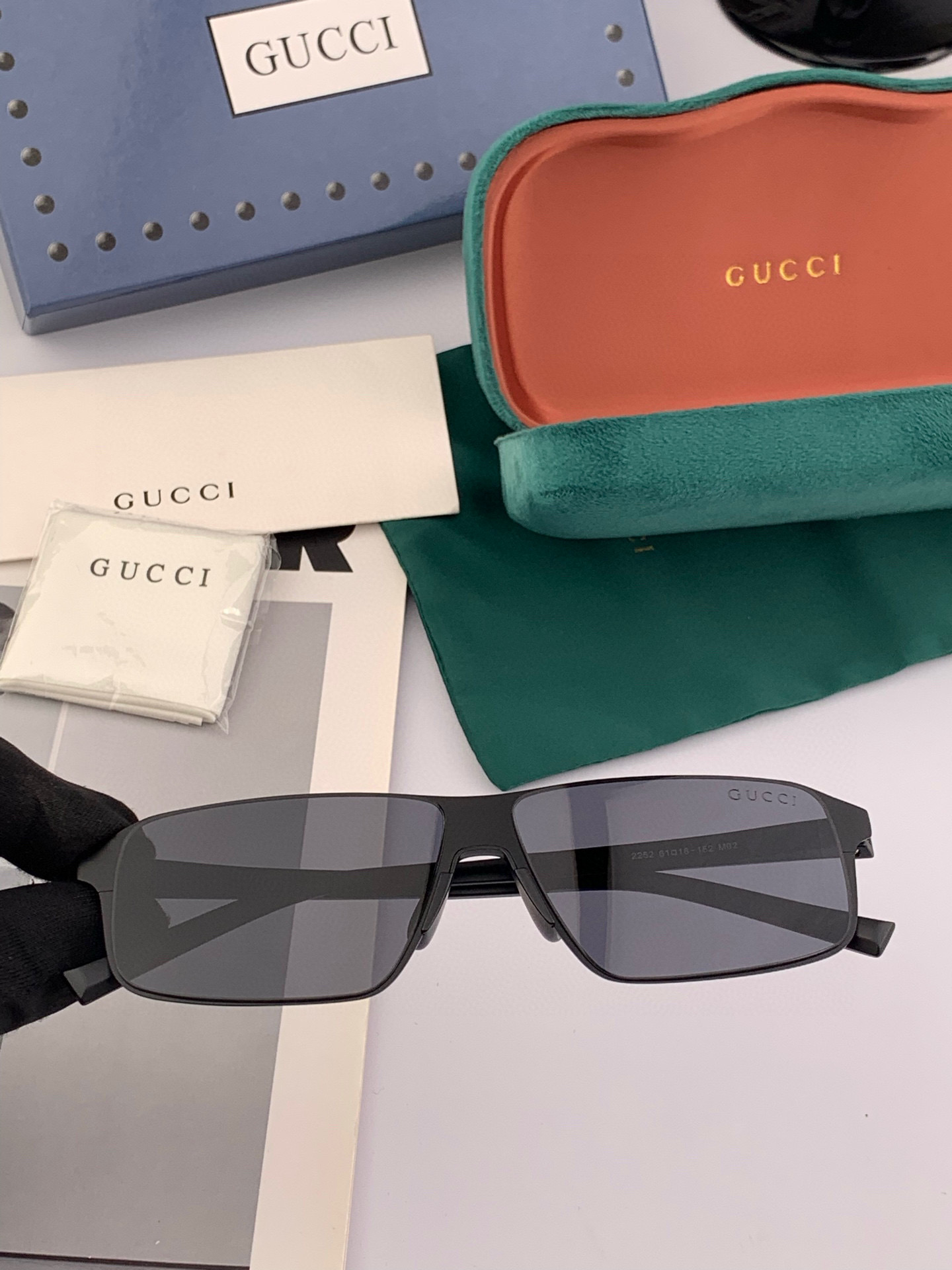         GUCCI 男款炫彩飞行员偏光太阳镜 ❤️材质：高清尼龙加厚卡槽高清偏光镜片 🌹无边框镜