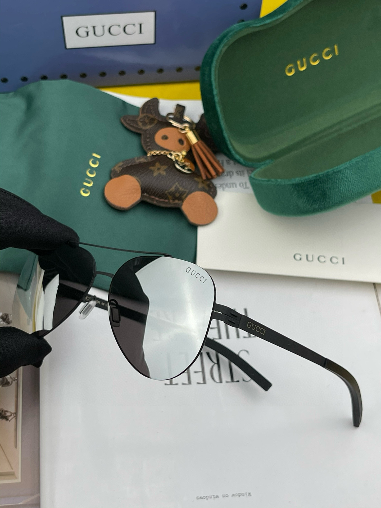         GUCCI 男款炫彩飞行员偏光太阳镜 ❤️材质：高清尼龙加厚卡槽高清偏光镜片 🌹无边框镜