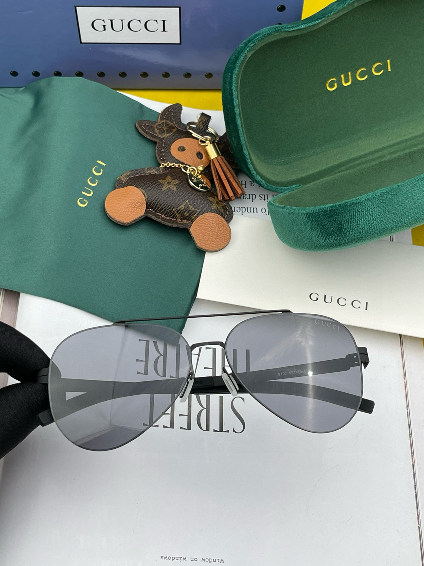         GUCCI 男款炫彩飞行员偏光太阳镜 ❤️材质：高清尼龙加厚卡槽高清偏光镜片 🌹无边框镜