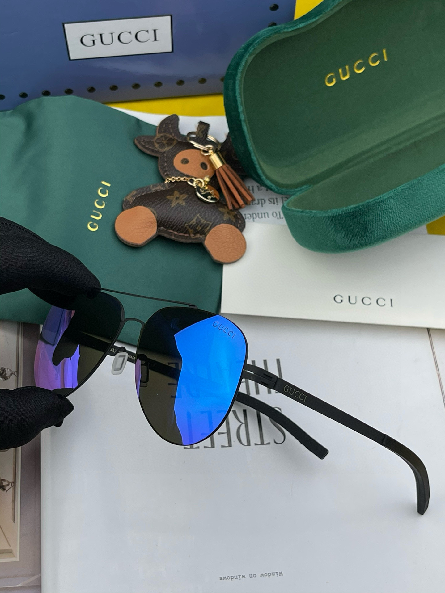         GUCCI 男款炫彩飞行员偏光太阳镜 ❤️材质：高清尼龙加厚卡槽高清偏光镜片 🌹无边框镜