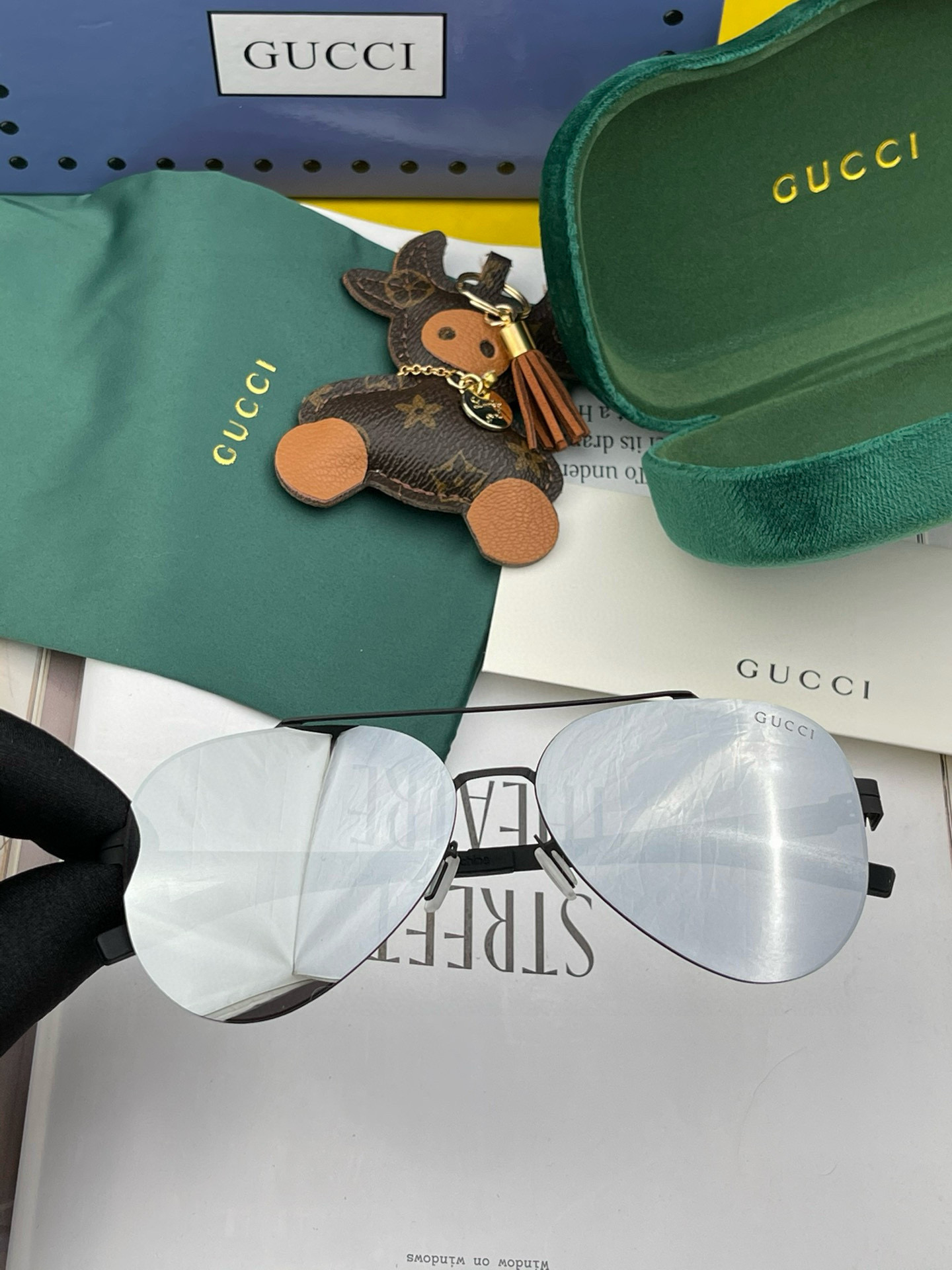         GUCCI 男款炫彩飞行员偏光太阳镜 ❤️材质：高清尼龙加厚卡槽高清偏光镜片 🌹无边框镜