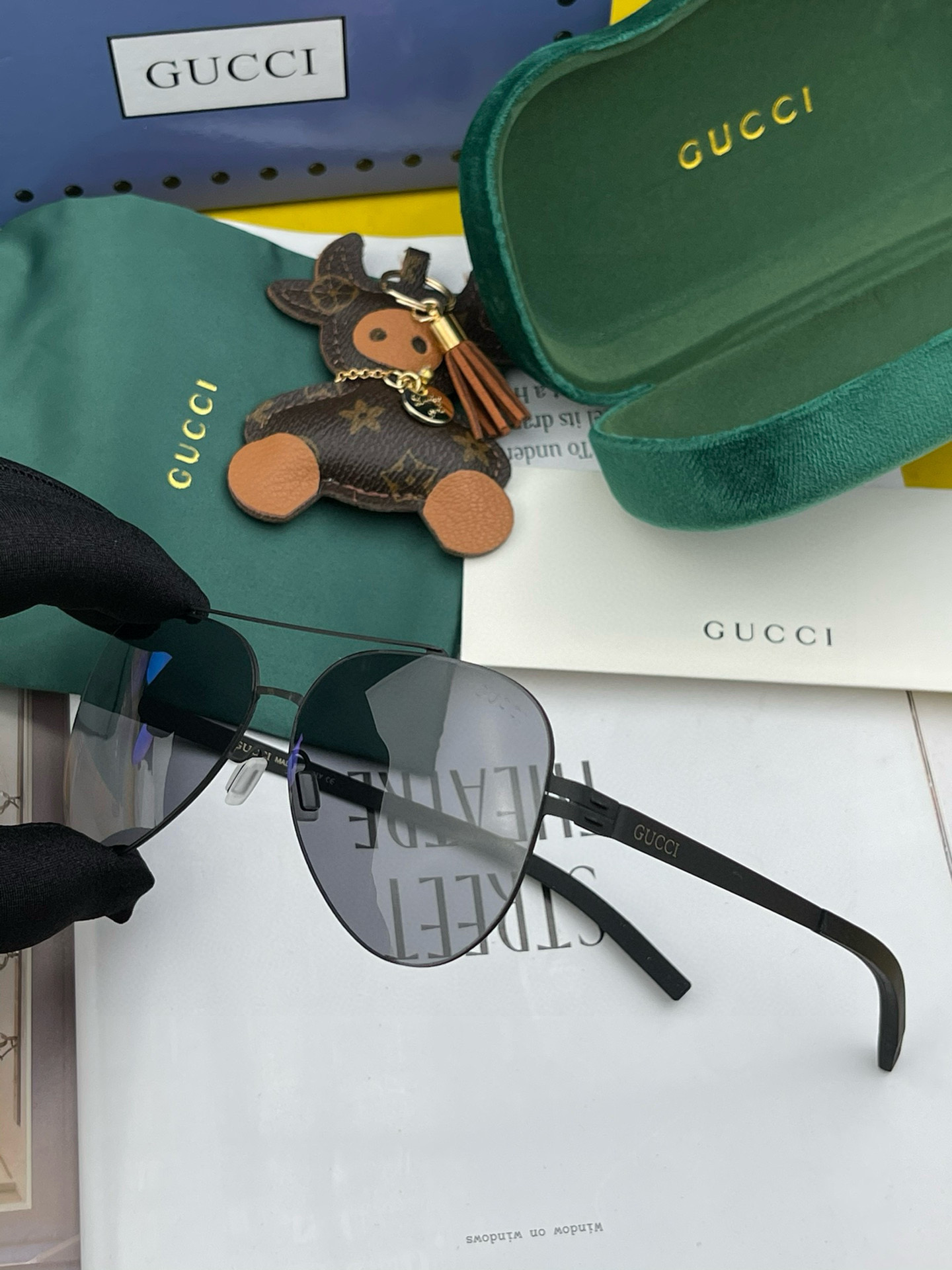         GUCCI 男款炫彩飞行员偏光太阳镜 ❤️材质：高清尼龙加厚卡槽高清偏光镜片 🌹无边框镜