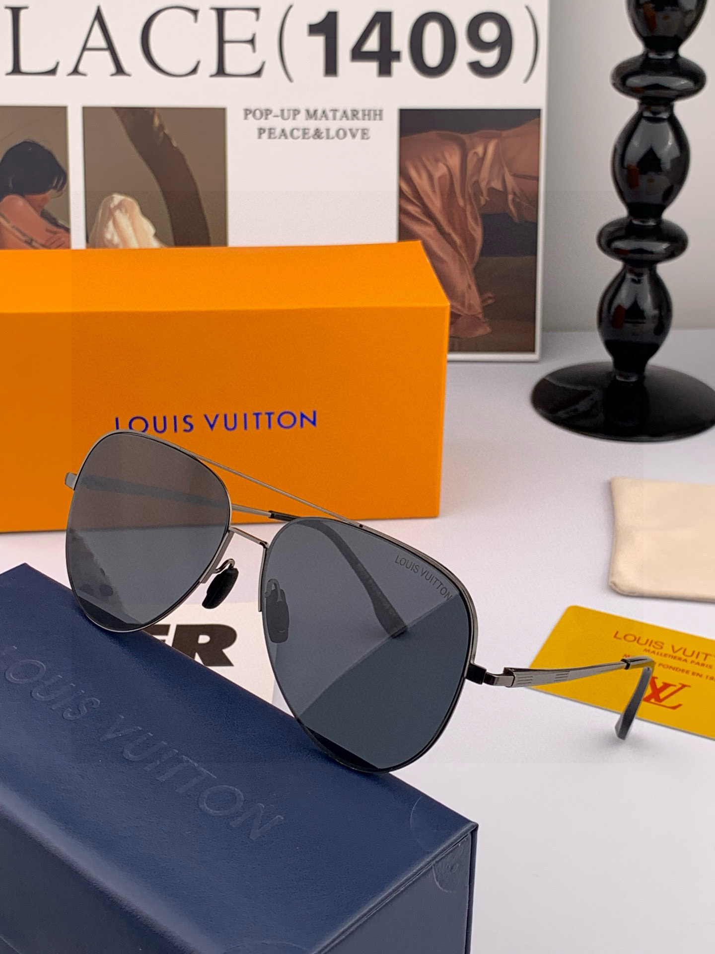       LV 男款炫彩飞行员偏光太阳镜 ❤️材质：高清尼龙加厚卡槽高清偏光镜片 🌹无边框镜架💕颜👍型
