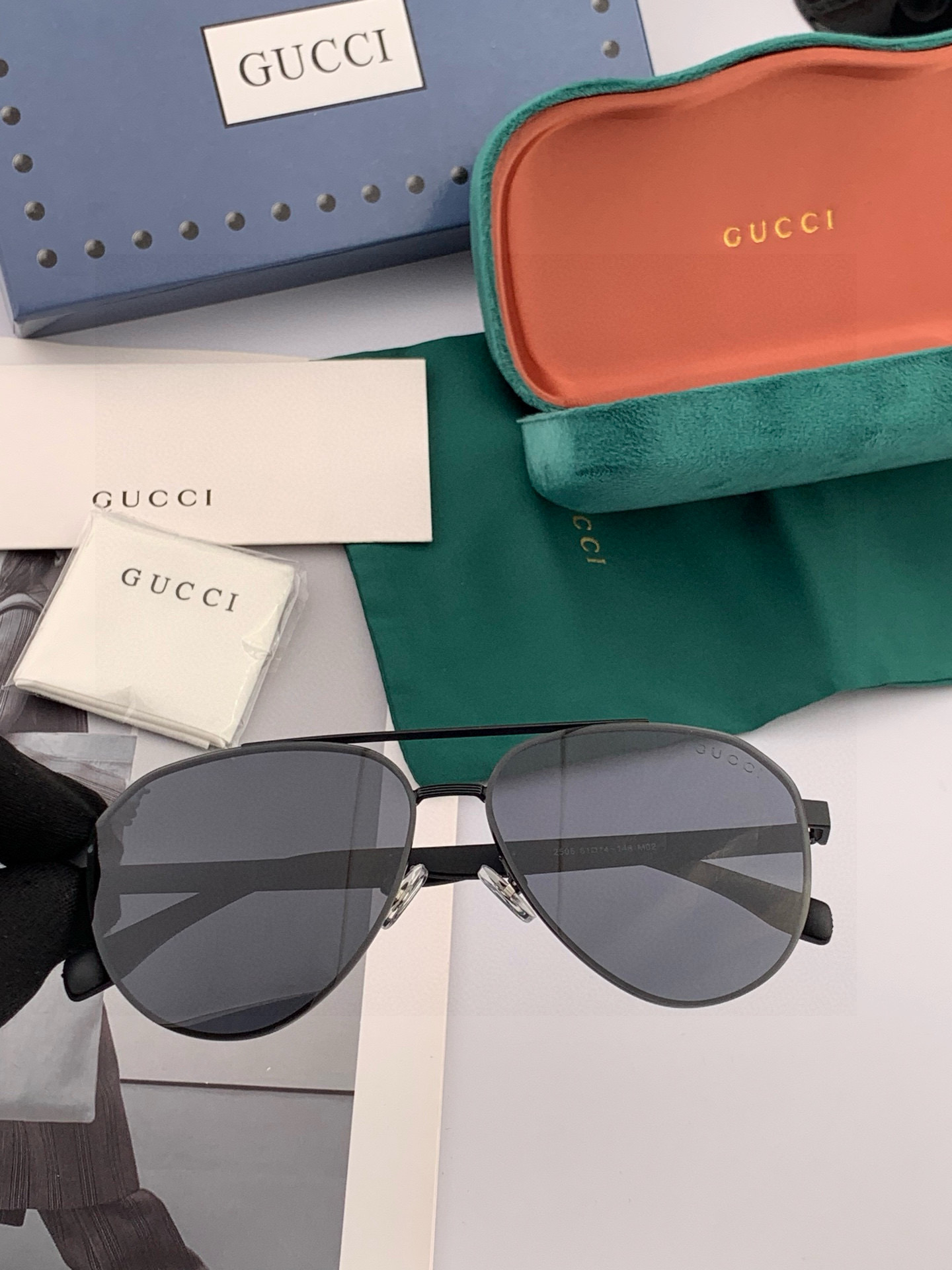        GUCCI 男款炫彩飞行员偏光太阳镜 ❤️材质：高清尼龙加厚卡槽高清偏光镜片 🌹无边框镜架