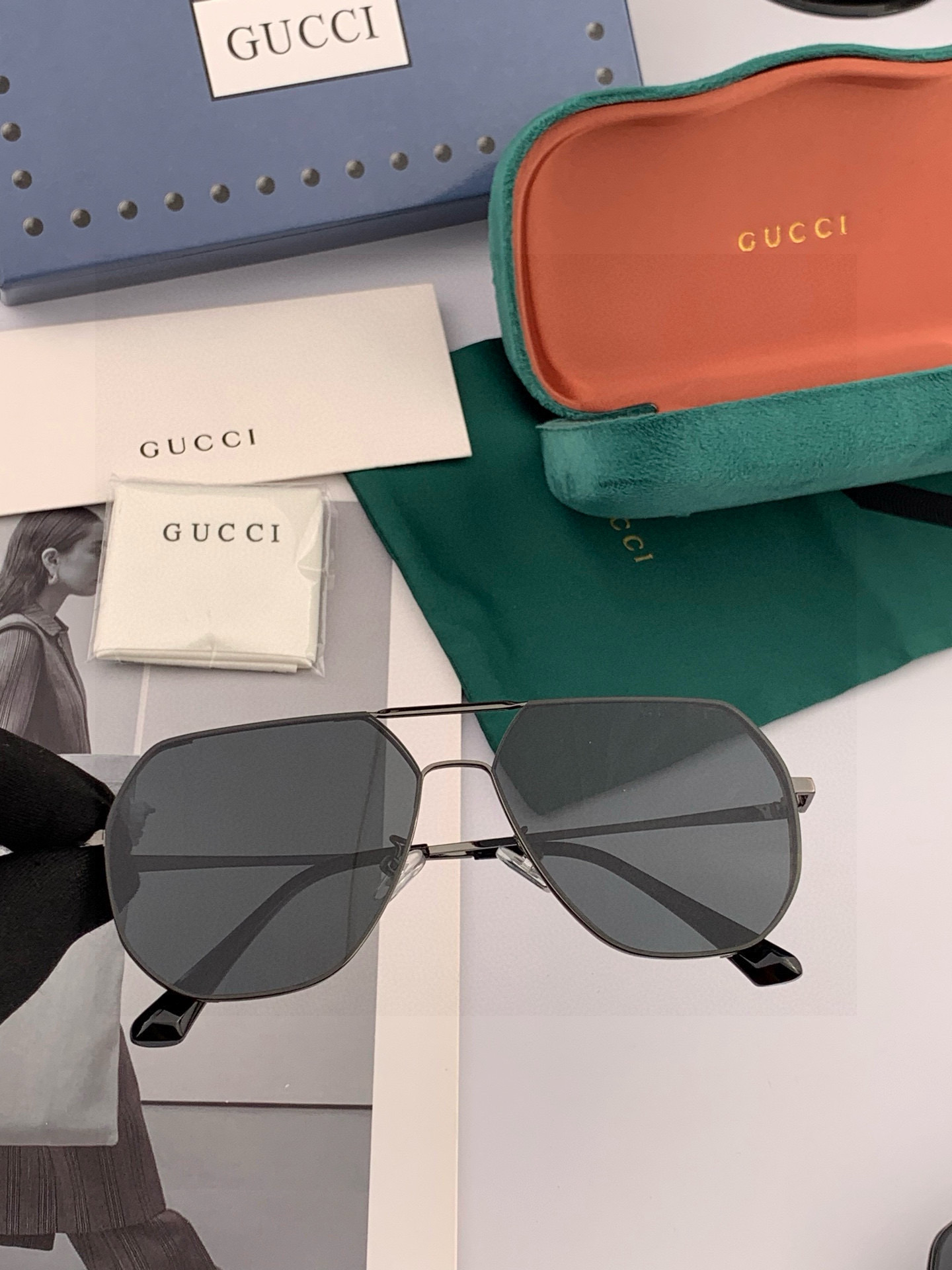       LV 男款炫彩飞行员偏光太阳镜 ❤️材质：高清尼龙加厚卡槽高清偏光镜片 🌹无边框镜架💕颜👍型