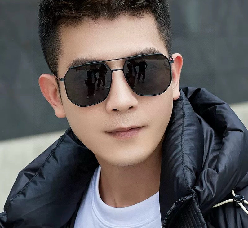       LV 男款炫彩飞行员偏光太阳镜 ❤️材质：高清尼龙加厚卡槽高清偏光镜片 🌹无边框镜架💕颜👍型