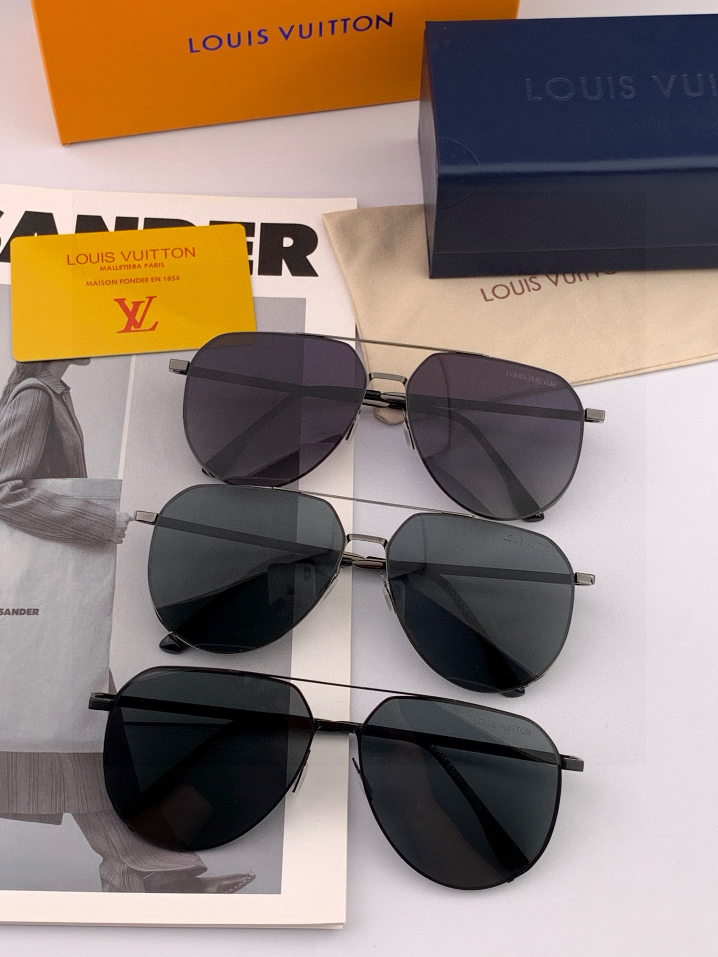       LV 男款炫彩飞行员偏光太阳镜 ❤️材质：高清尼龙加厚卡槽高清偏光镜片 🌹无边框镜架💕颜👍型