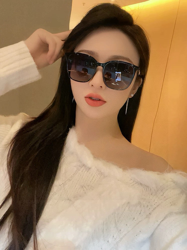  新品CHANEL 香奈儿太阳镜以独特魅力和前卫风格诠释春夏最新眼镜，以方框设计两边经典小香珍珠做点缀，