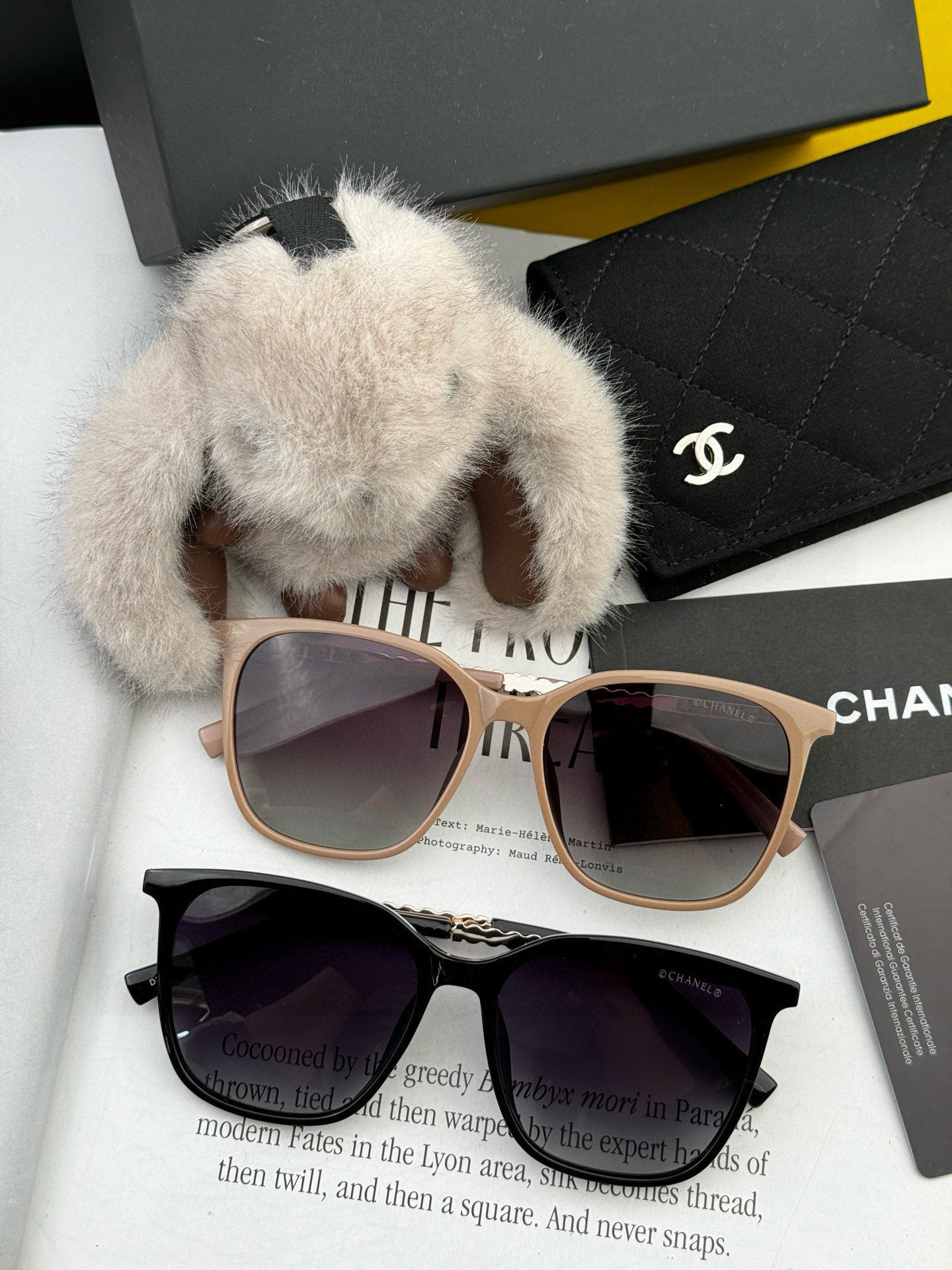  新品CHANEL 香奈儿太阳镜以独特魅力和前卫风格诠释春夏最新眼镜，以方框设计两边经典小香珍珠做点缀，