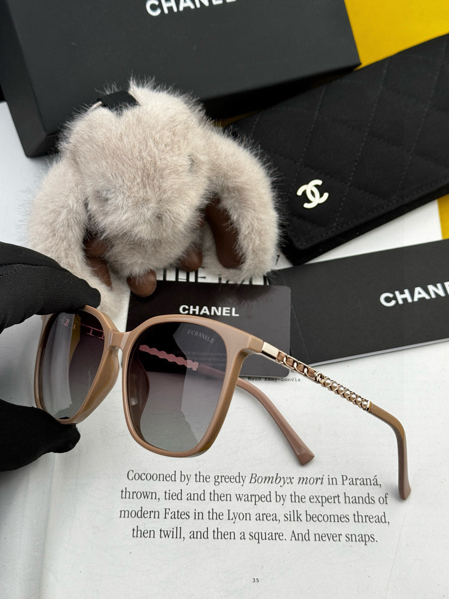  新品CHANEL 香奈儿太阳镜以独特魅力和前卫风格诠释春夏最新眼镜，以方框设计两边经典小香珍珠做点缀，