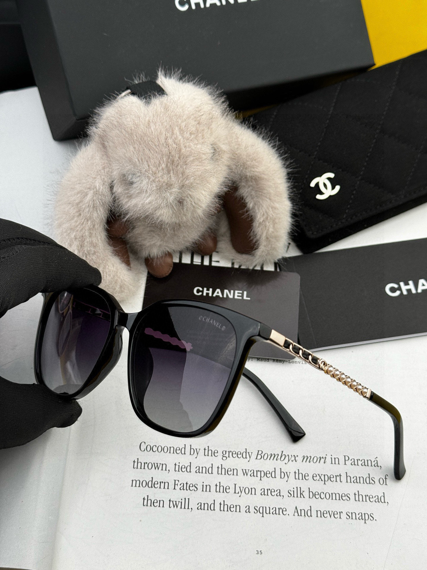  新品CHANEL 香奈儿太阳镜以独特魅力和前卫风格诠释春夏最新眼镜，以方框设计两边经典小香珍珠做点缀，