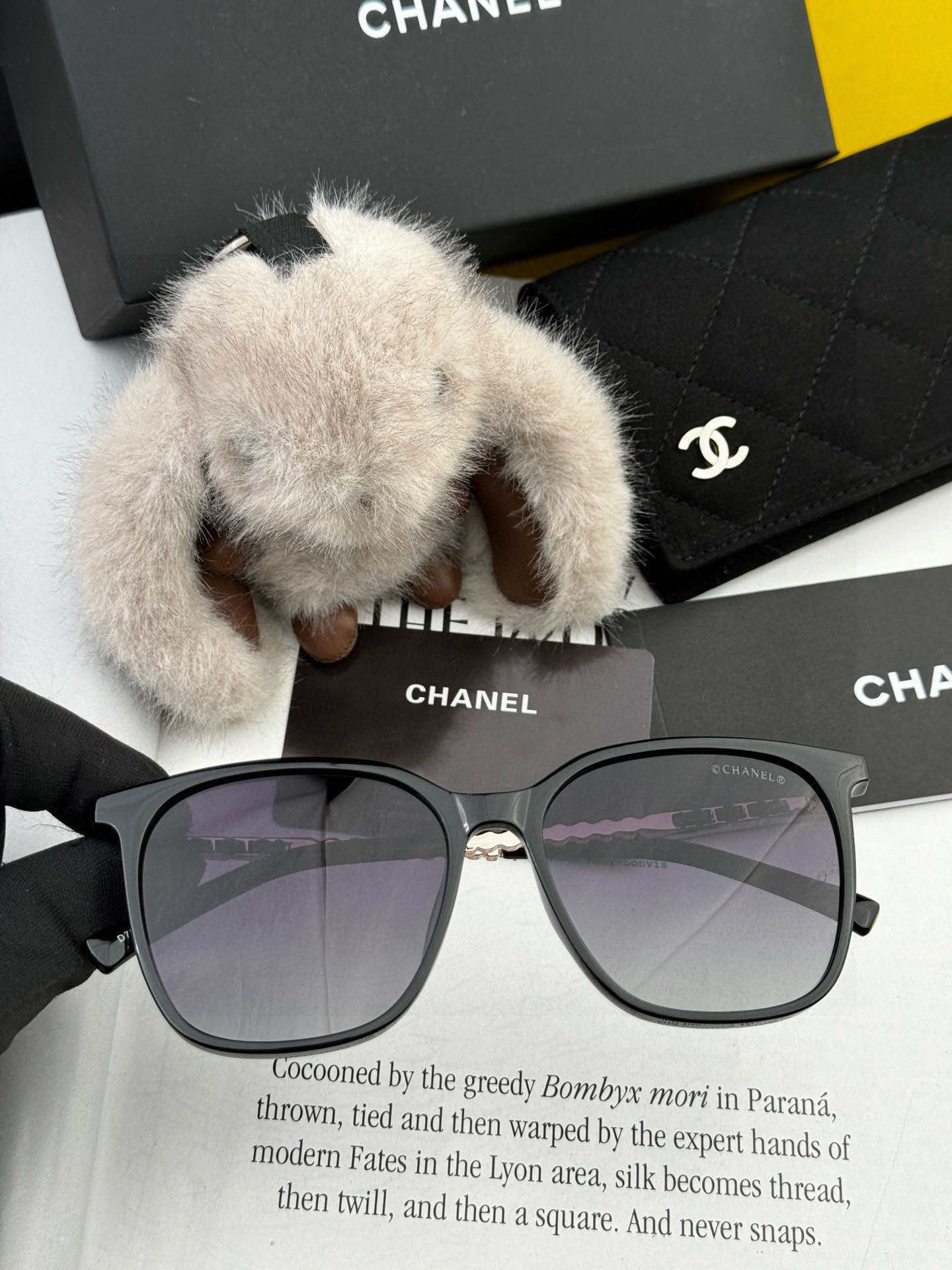  新品CHANEL 香奈儿太阳镜以独特魅力和前卫风格诠释春夏最新眼镜，以方框设计两边经典小香珍珠做点缀，