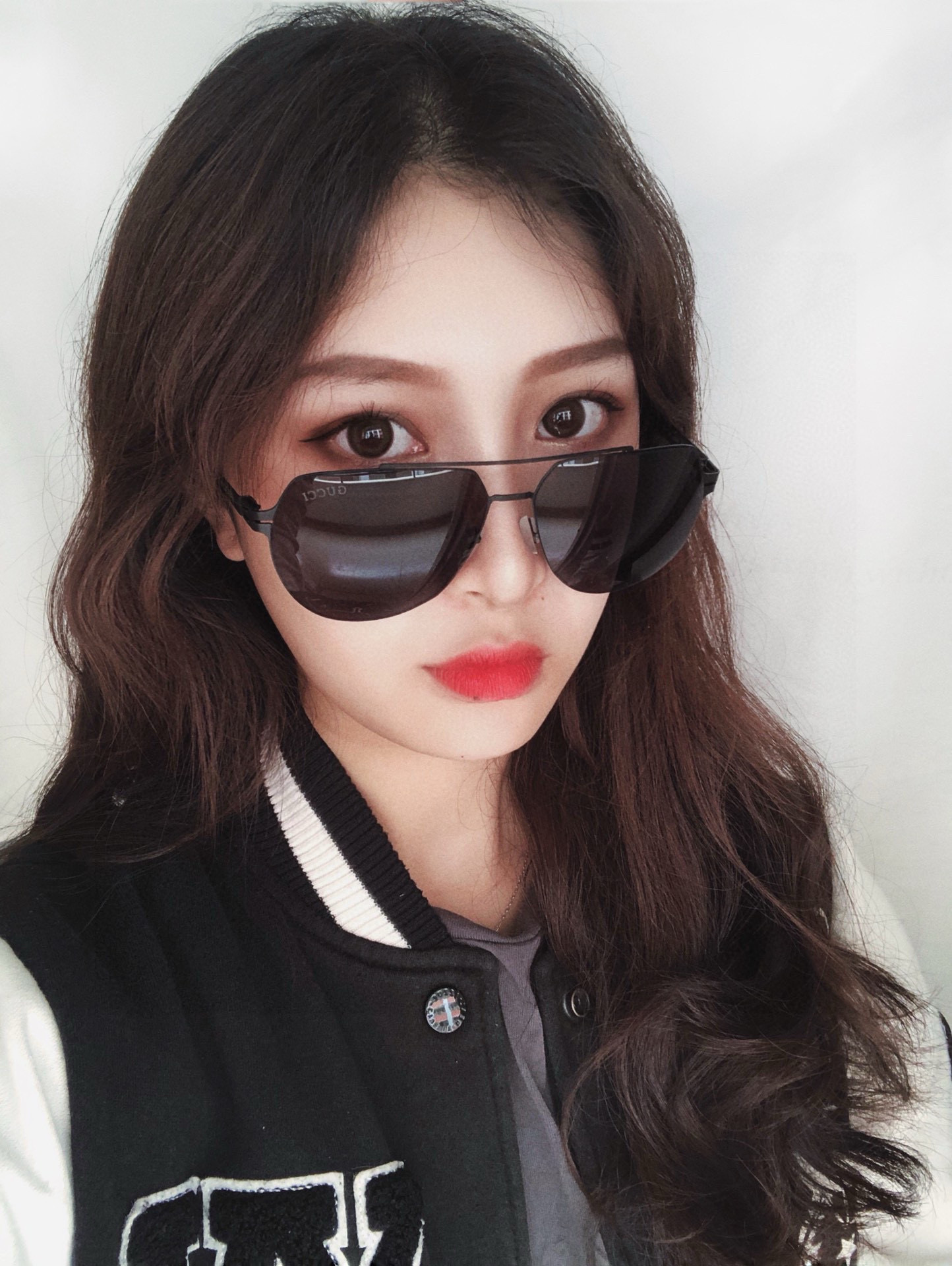  GUCCI 2025新款女男情侣太款阳iP电镀永不褪色 卖点：超轻超有弹性幅整眼镜螺无丝重的要是压不坏