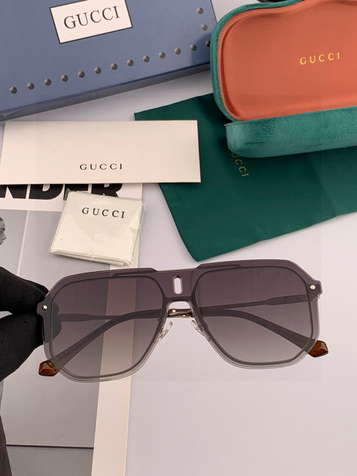       GUCC* 2025 新款男女情侣款太阳iP电镀永不褪色 卖点：超轻超有弹性整幅眼镜片：高清