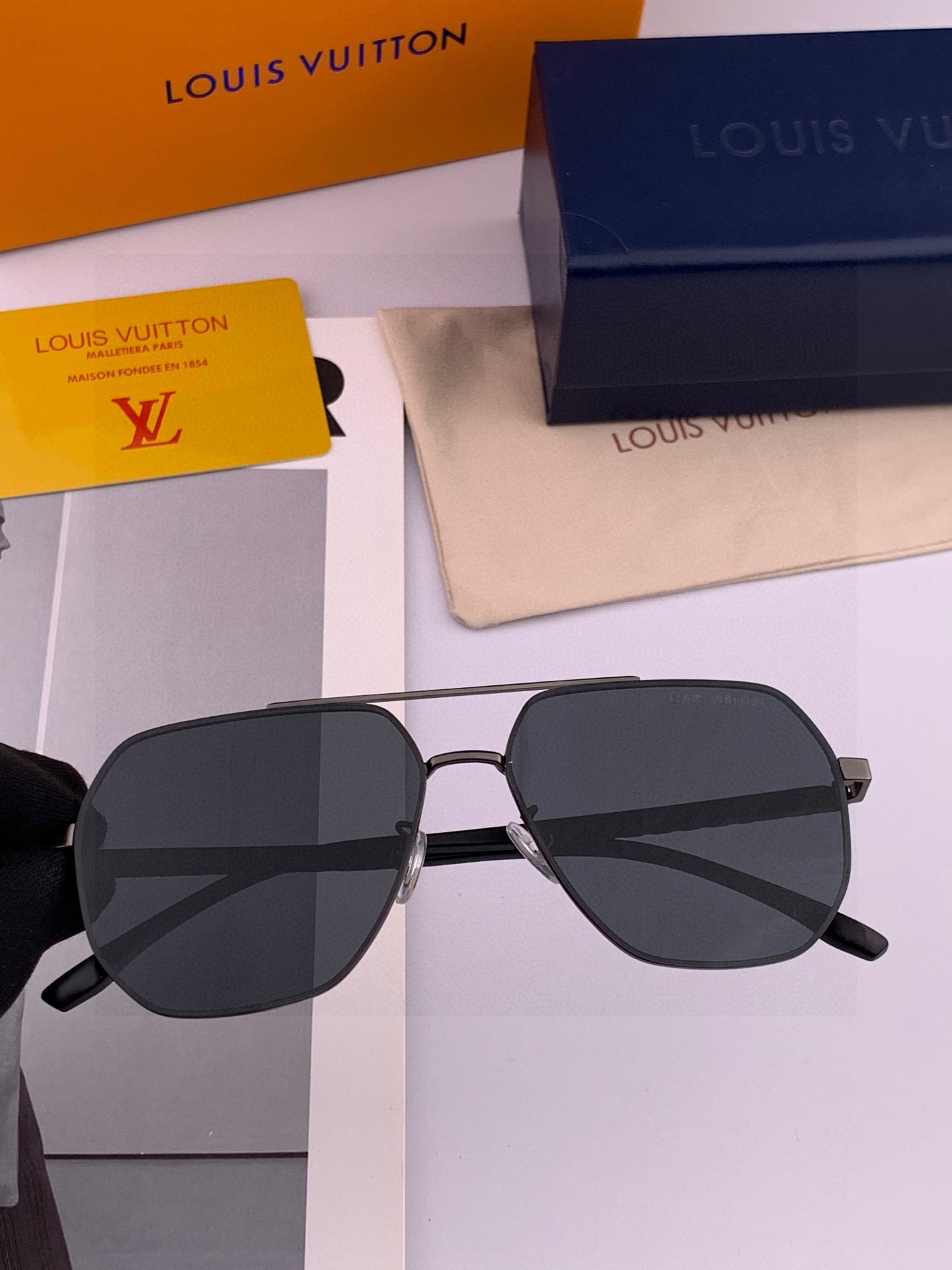       LV 男款炫彩飞行员偏光太阳镜 ❤️材质：高清尼龙加厚卡槽高清偏光镜片 🌹无边框镜架💕颜👍型