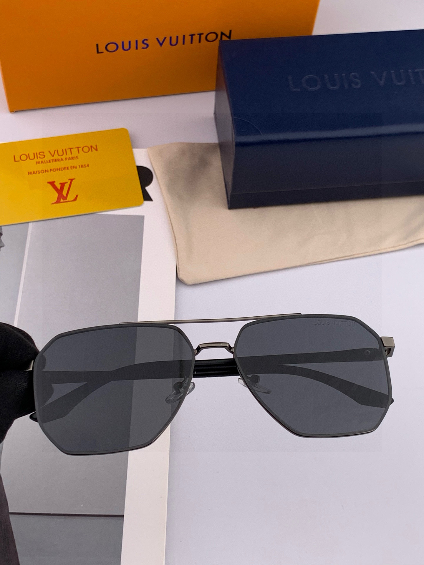       LV 男款炫彩飞行员偏光太阳镜 ❤️材质：高清尼龙加厚卡槽高清偏光镜片 🌹无边框镜架💕颜👍型