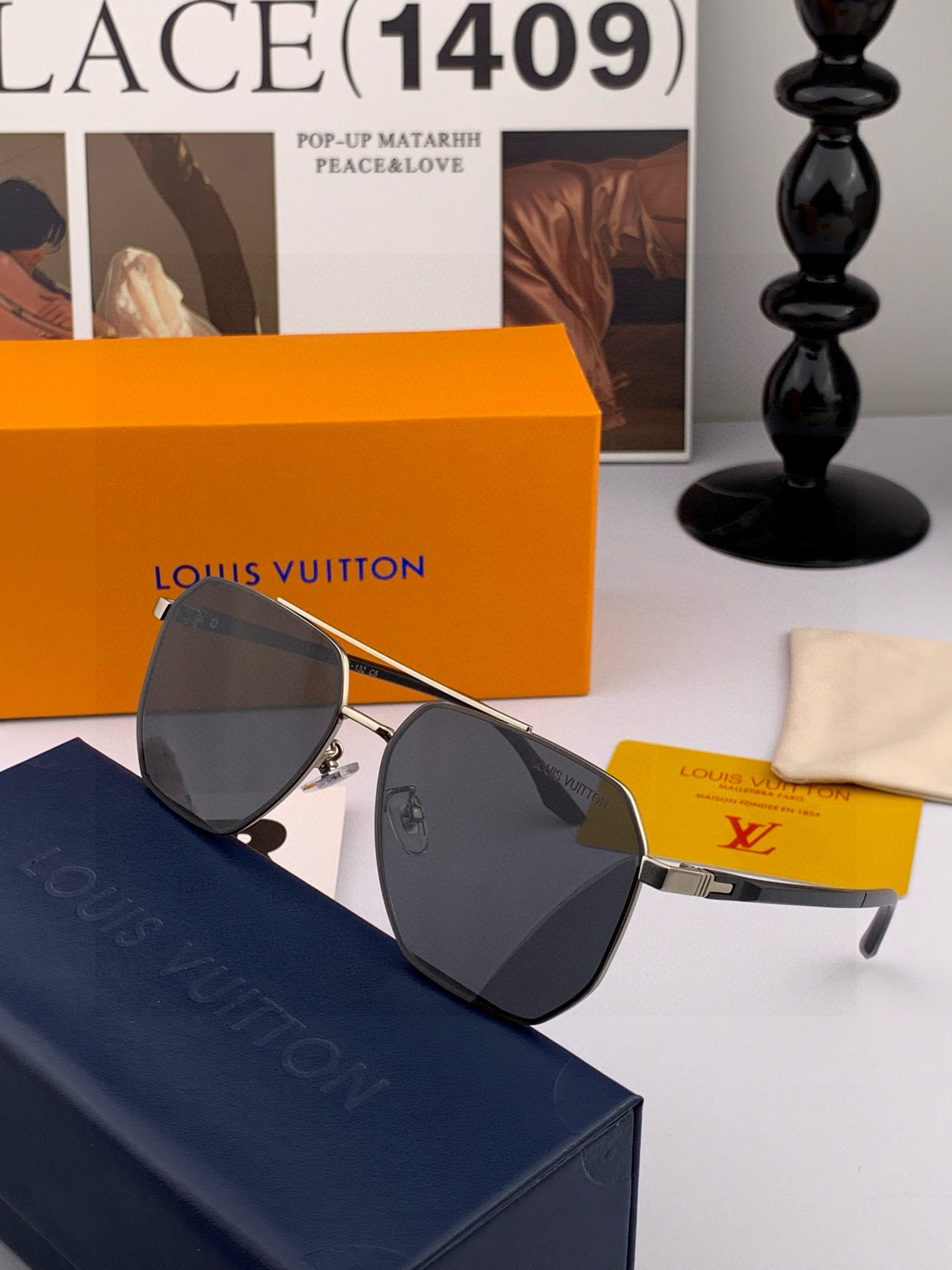       LV 男款炫彩飞行员偏光太阳镜 ❤️材质：高清尼龙加厚卡槽高清偏光镜片 🌹无边框镜架💕颜👍型