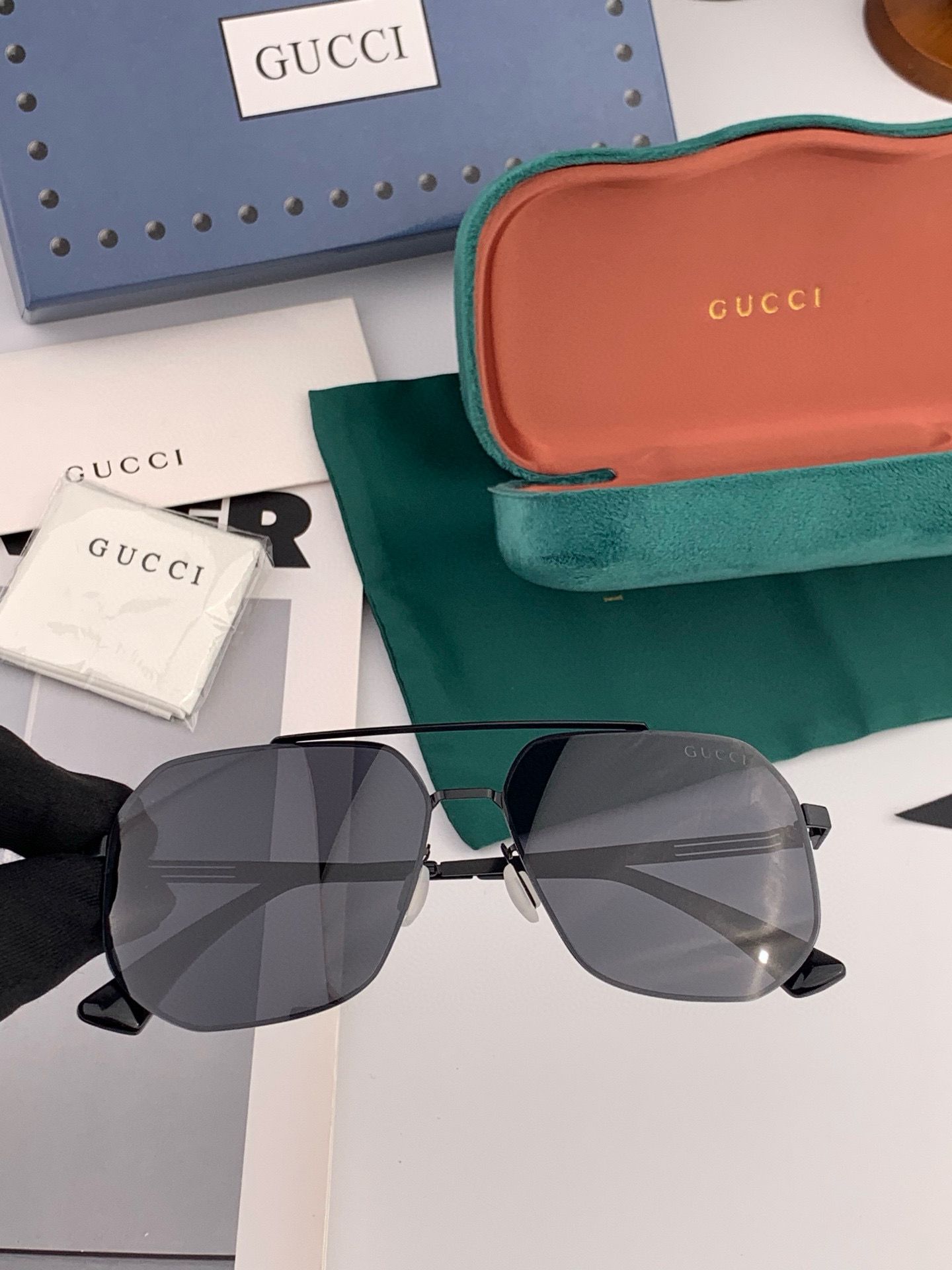        GUCCI 男款炫彩飞行员偏光太阳镜 ❤️材质：高清尼龙加厚卡槽高清偏光镜片 🌹无边框镜架