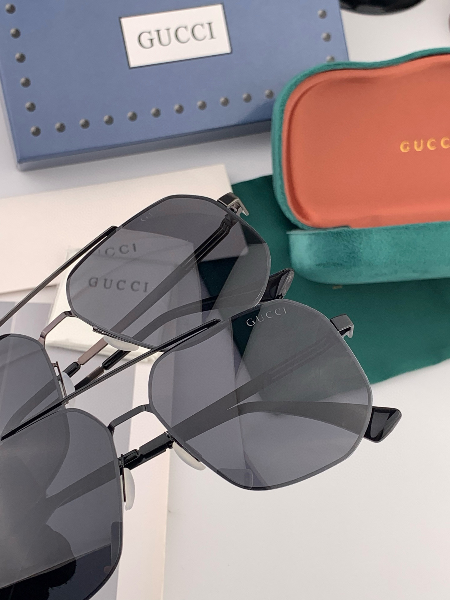        GUCCI 男款炫彩飞行员偏光太阳镜 ❤️材质：高清尼龙加厚卡槽高清偏光镜片 🌹无边框镜架