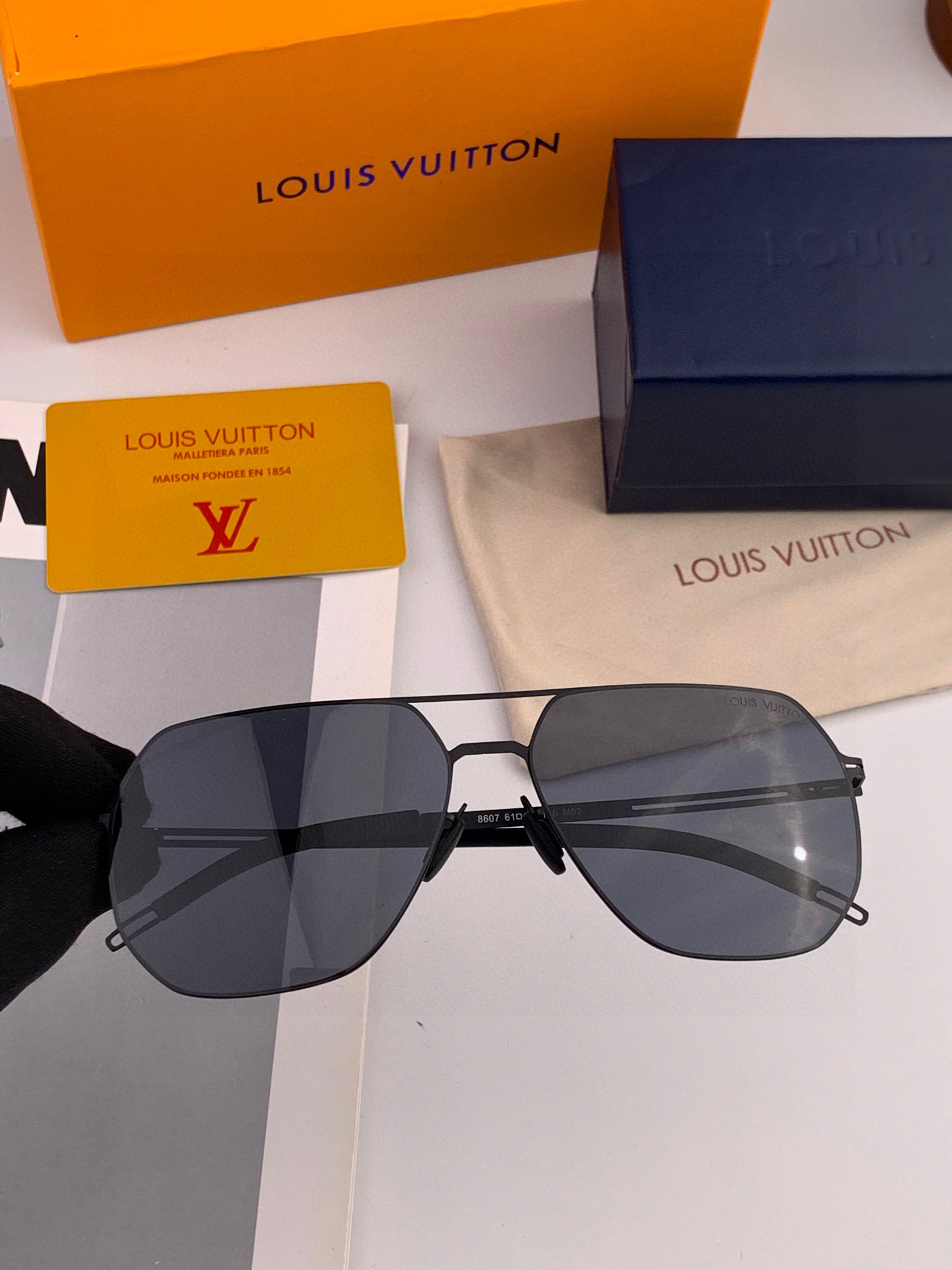 ♦️LV 2025新款男女情侣款太阳镜多边形墨镜iP电镀永不褪色 超轻超有弹性整幅眼镜无螺丝重要的是压不