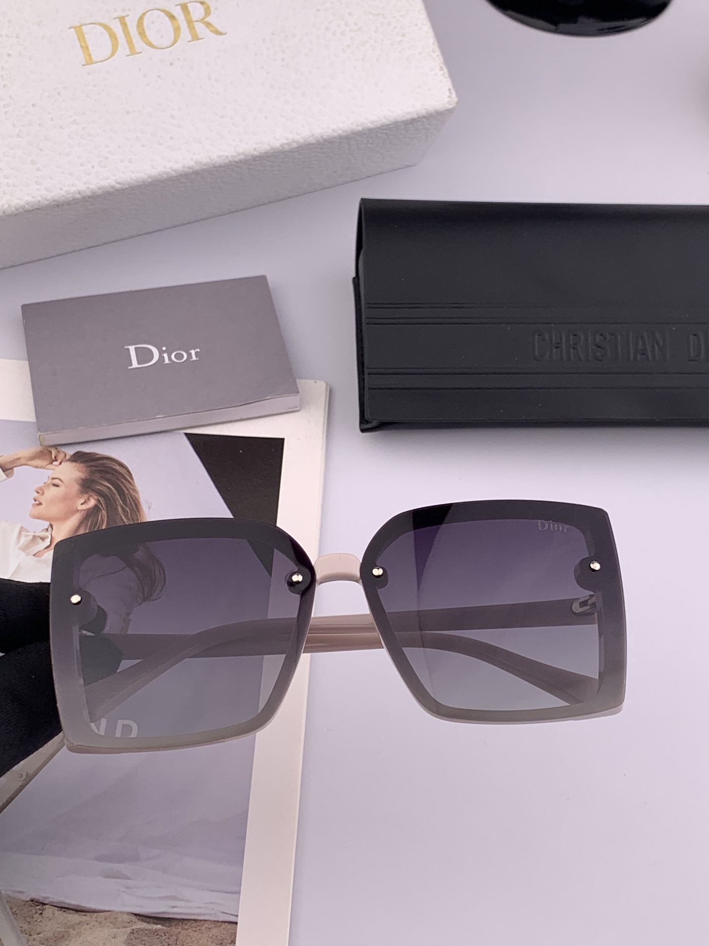  DIOR  开春新款  潮流爆款 时尚方框太阳镜 高品质 佩戴舒适 网红潮款墨镜 型号CD2985